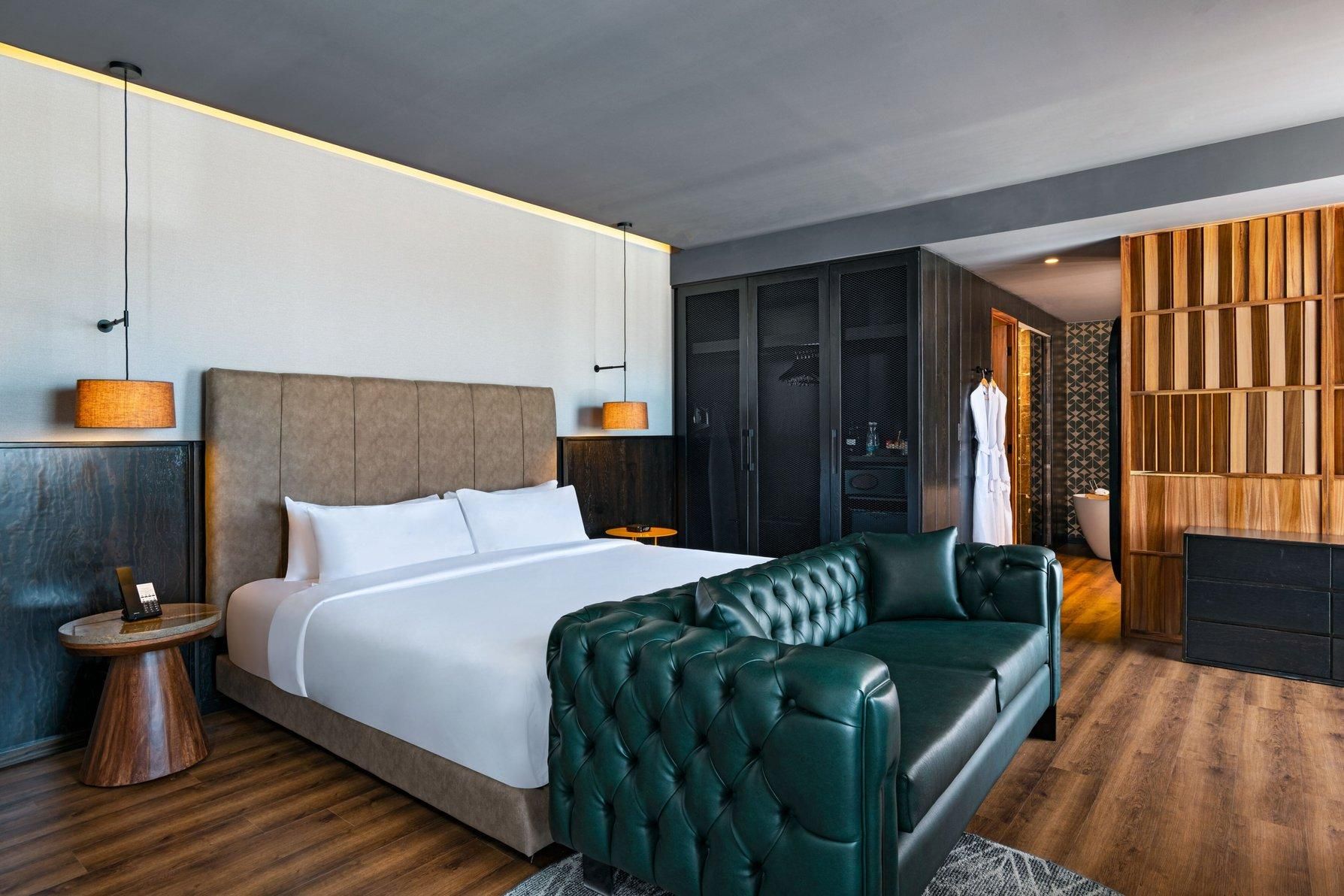 Suite, 1 King, Golf View
