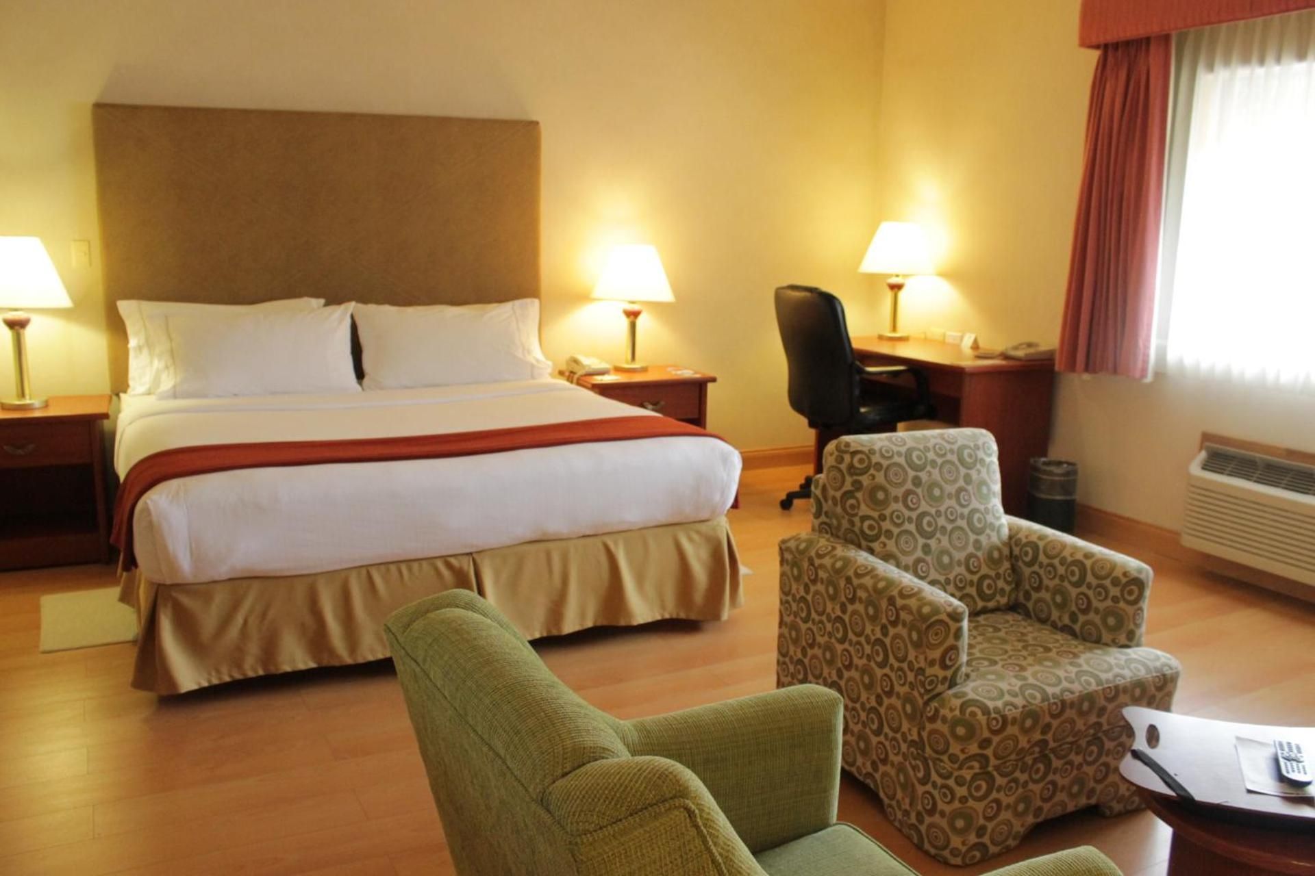 Holiday Inn Express Chihuahua By IHG 3 Double Beds Suite Non-Smoking 2