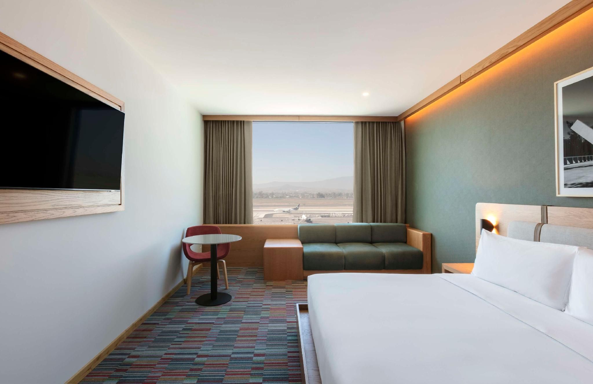 1 King Bed Airport View