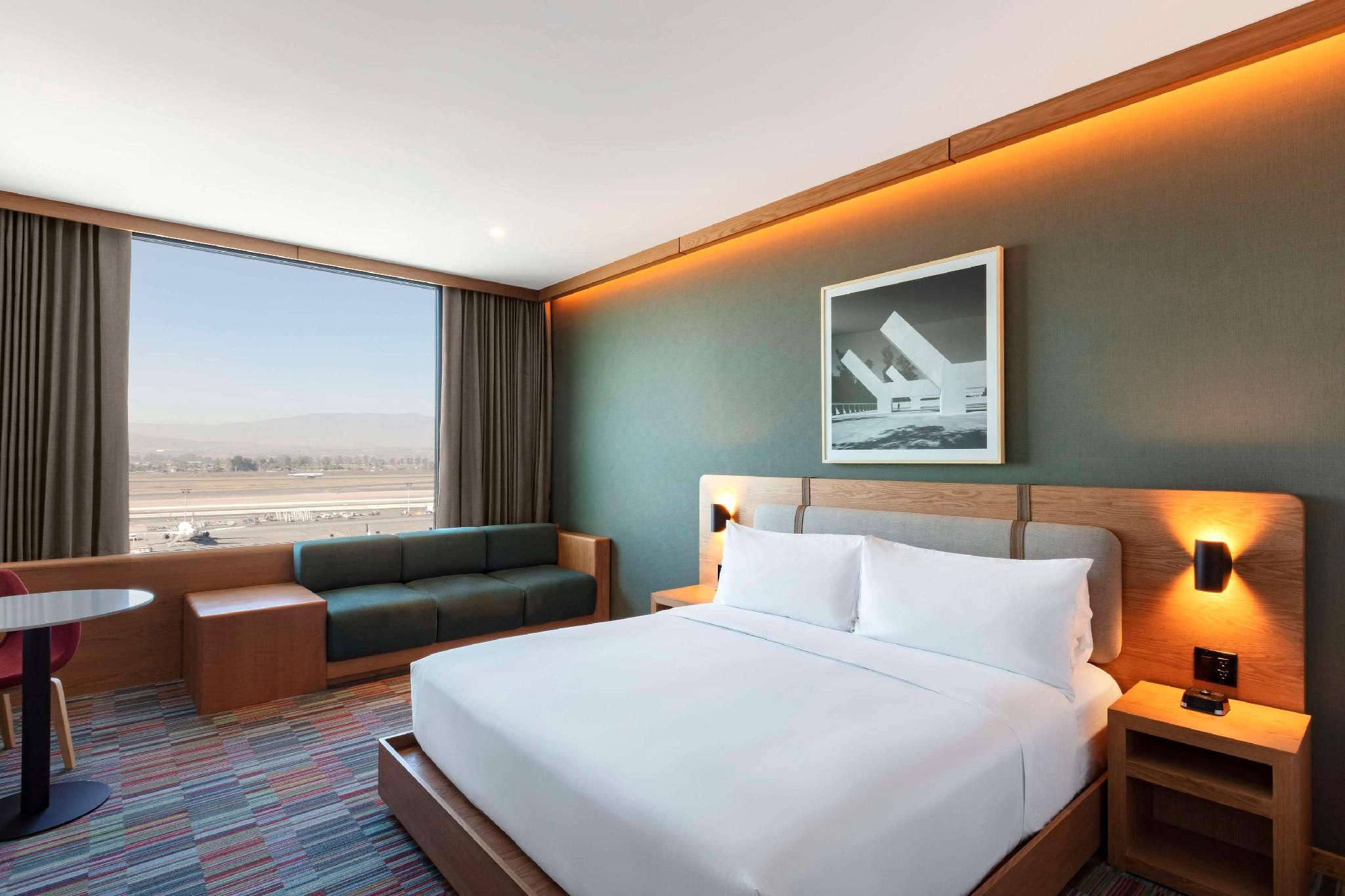 1 King Bed Airport View