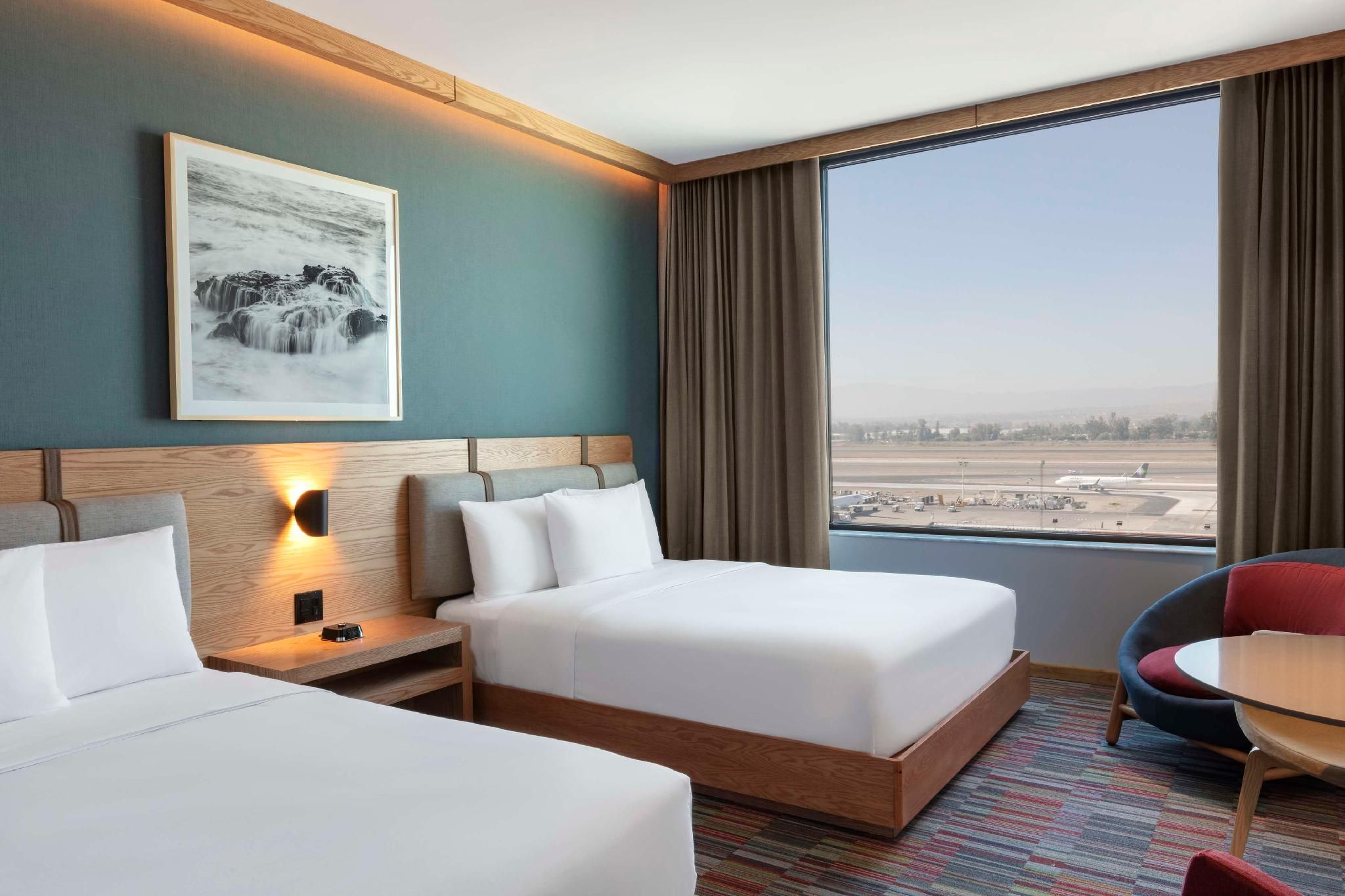 2 QUEEN BEDS AIRPORT VIEW