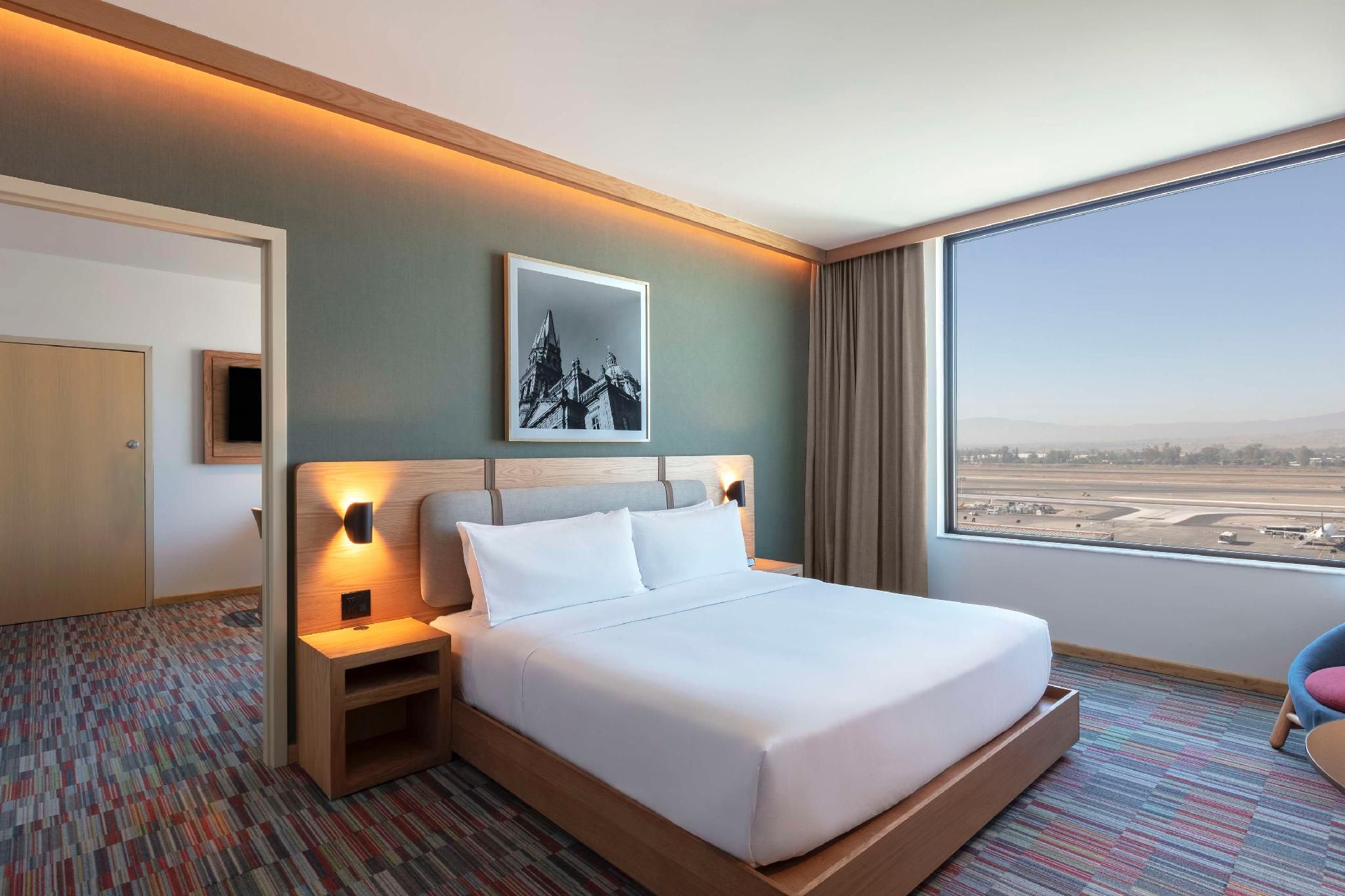 1 King 1 Bedroom Suite With Airport View