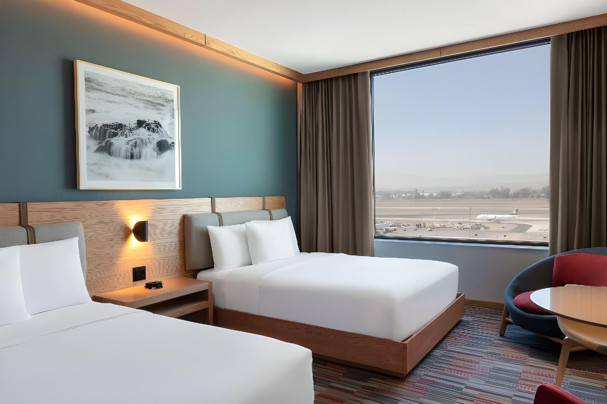 1 King 1 Bedroom Suite With Airport View