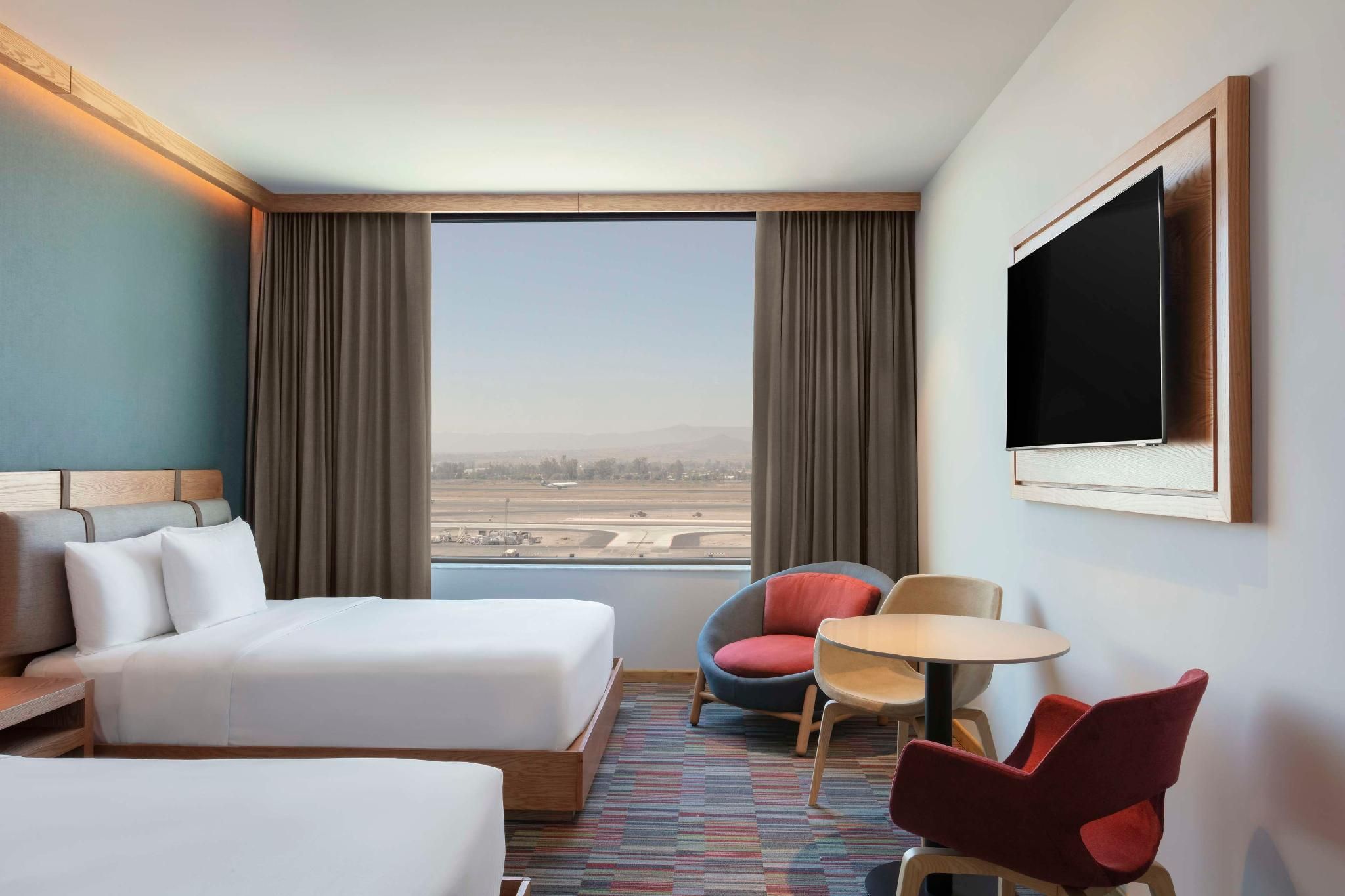 2 QUEEN BEDS AIRPORT VIEW