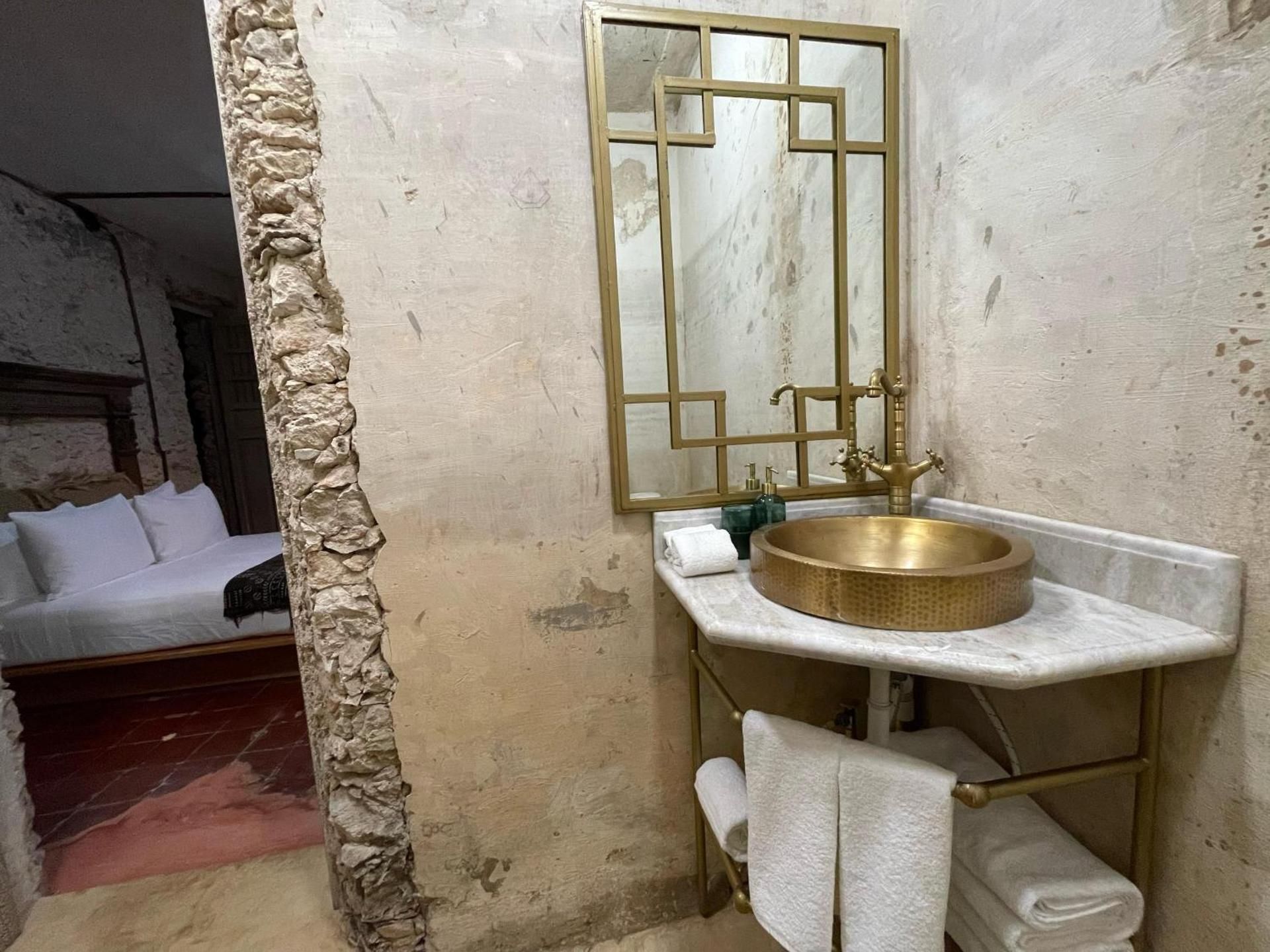 Queen Suite (Basement)