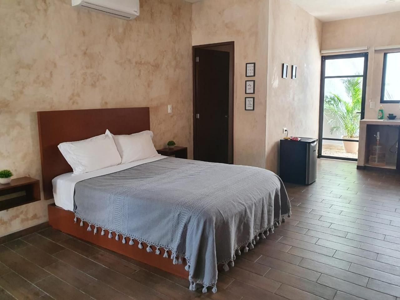 Queen Suite with Pool View