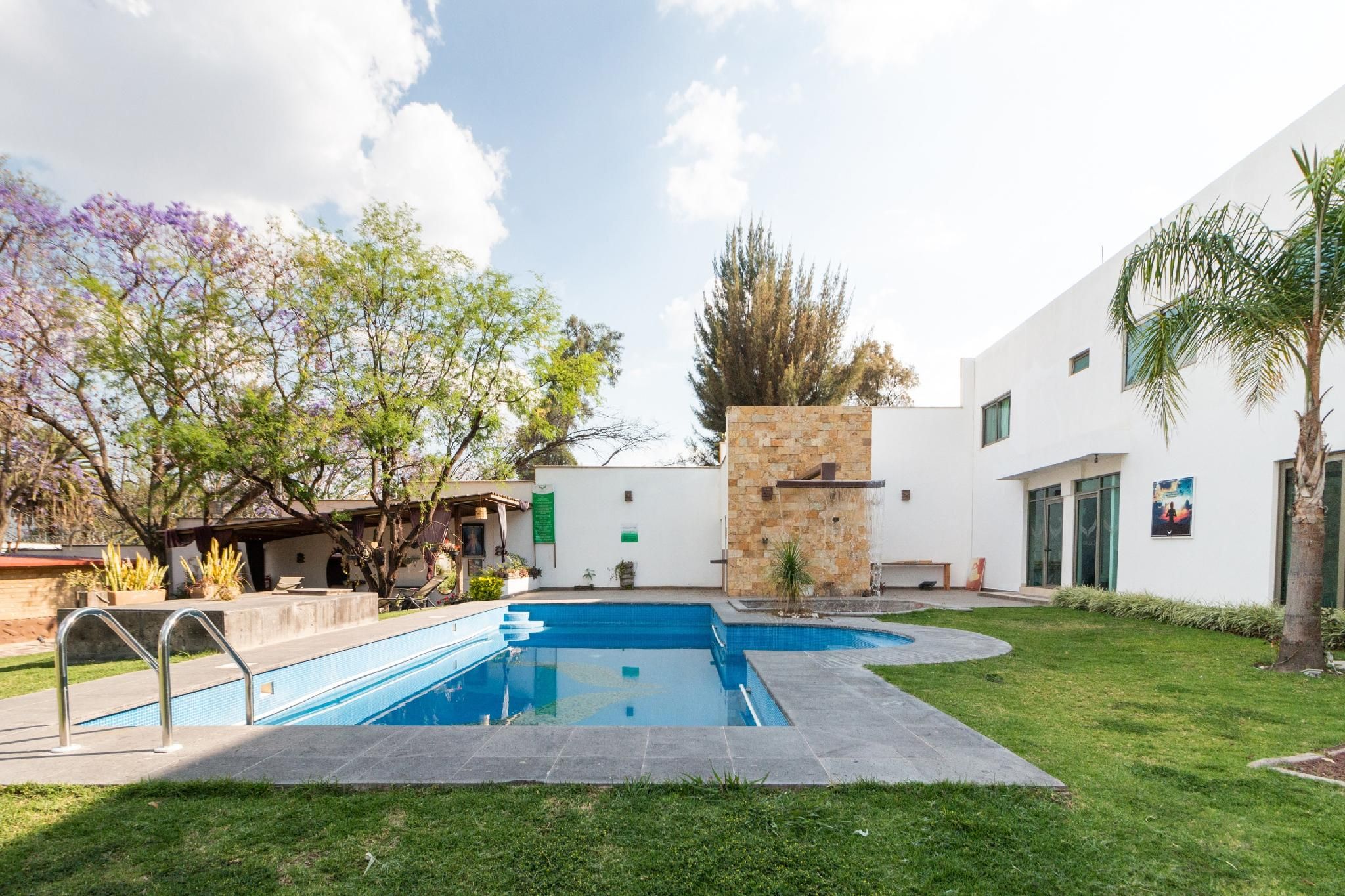 swimming pool [outdoor]