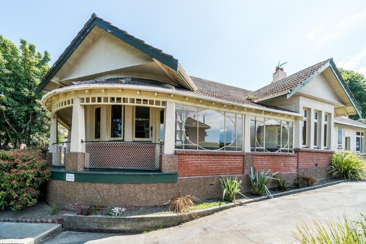 Manor on the Park Backpackers