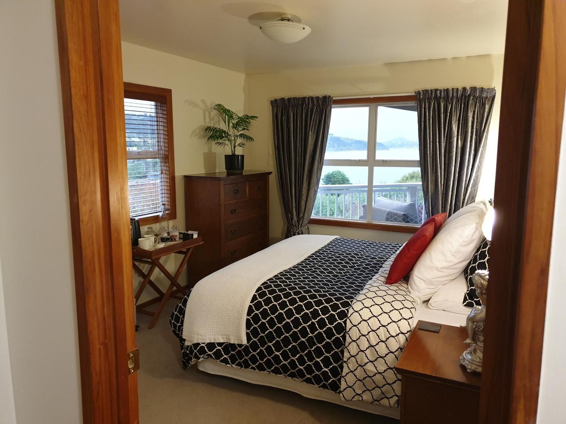 Tui2 Macandrew Bay Double or Twin Room with Shared Bathroom 2
