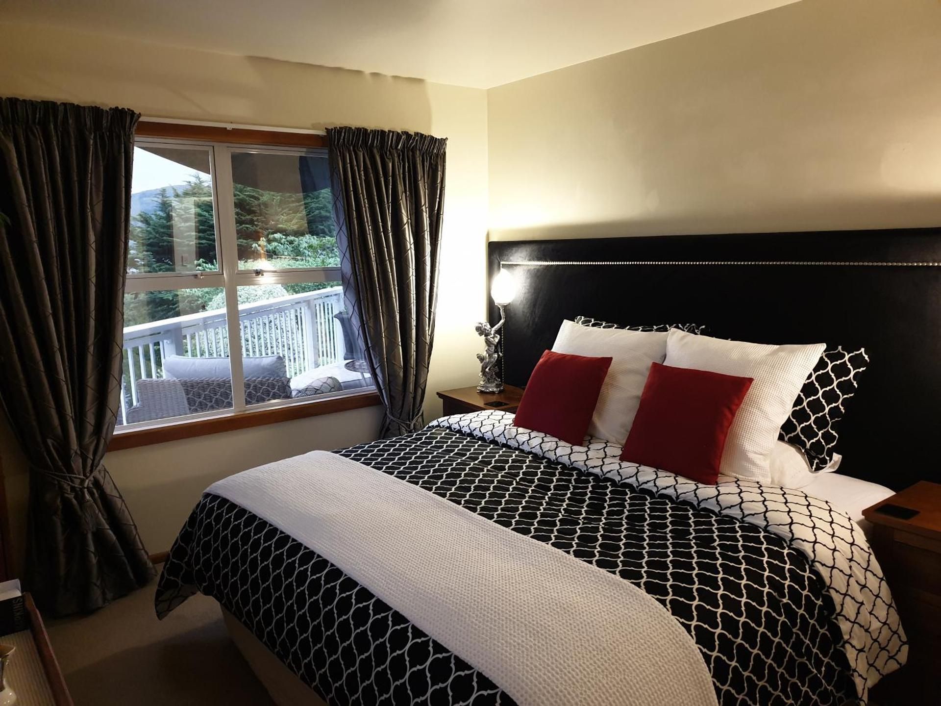 Tui2 Macandrew Bay Double or Twin Room with Shared Bathroom