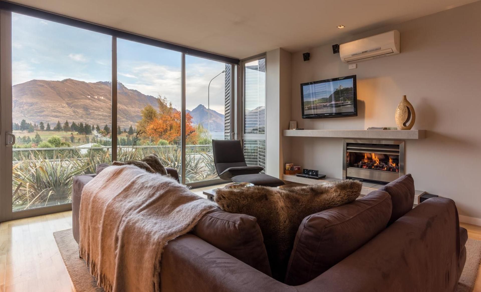 One-Bedroom Apartment with Mountain View
