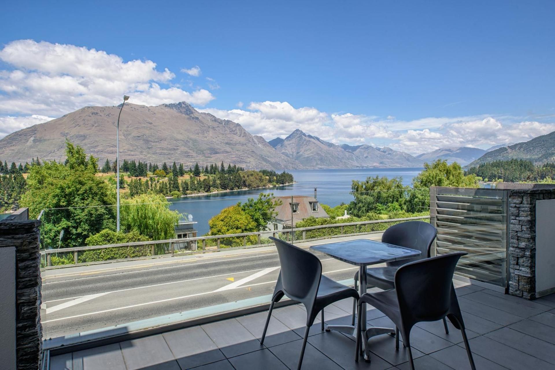 One-Bedroom Apartment with Lake View