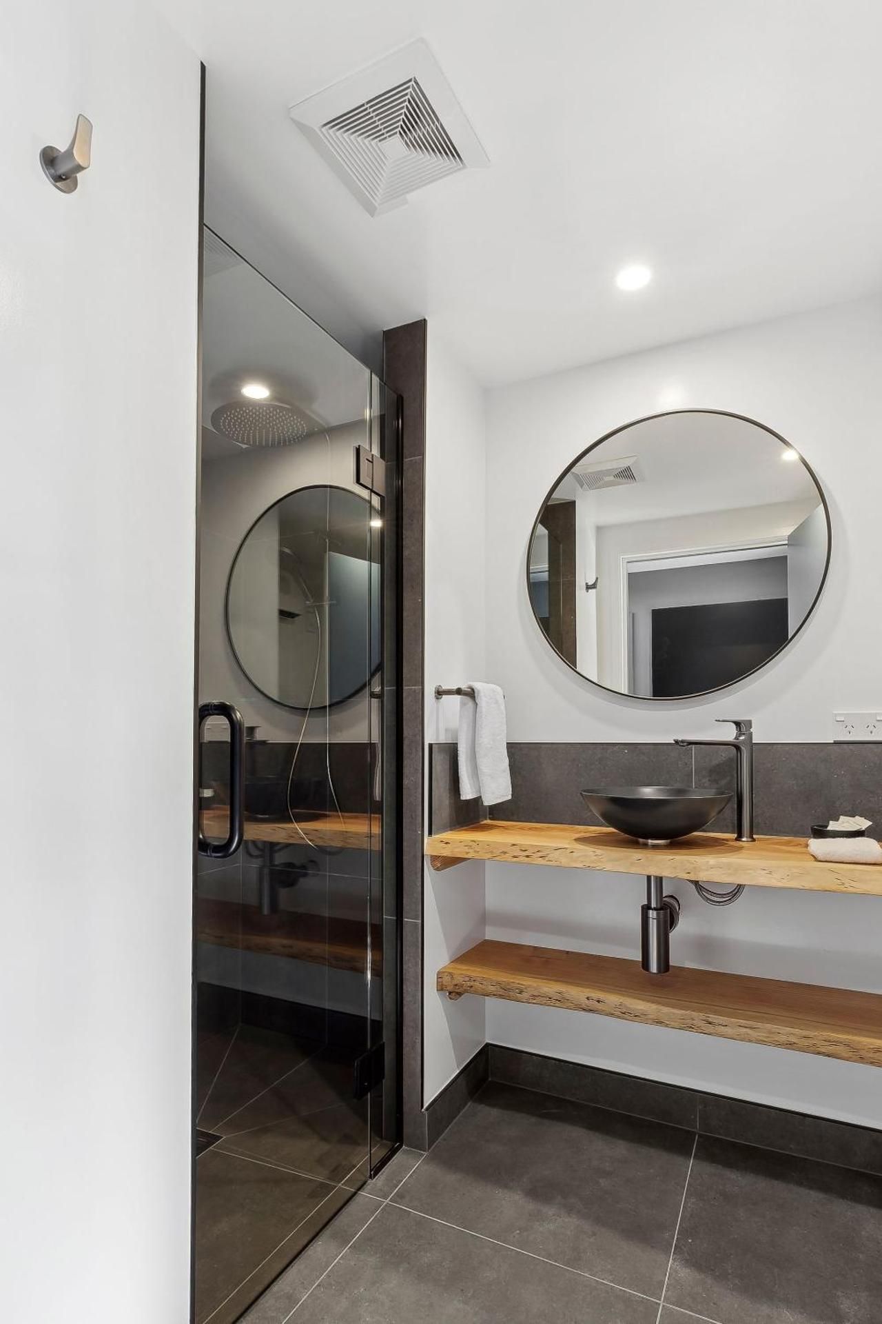 Superior Mountain View Studio - Sleeps 3