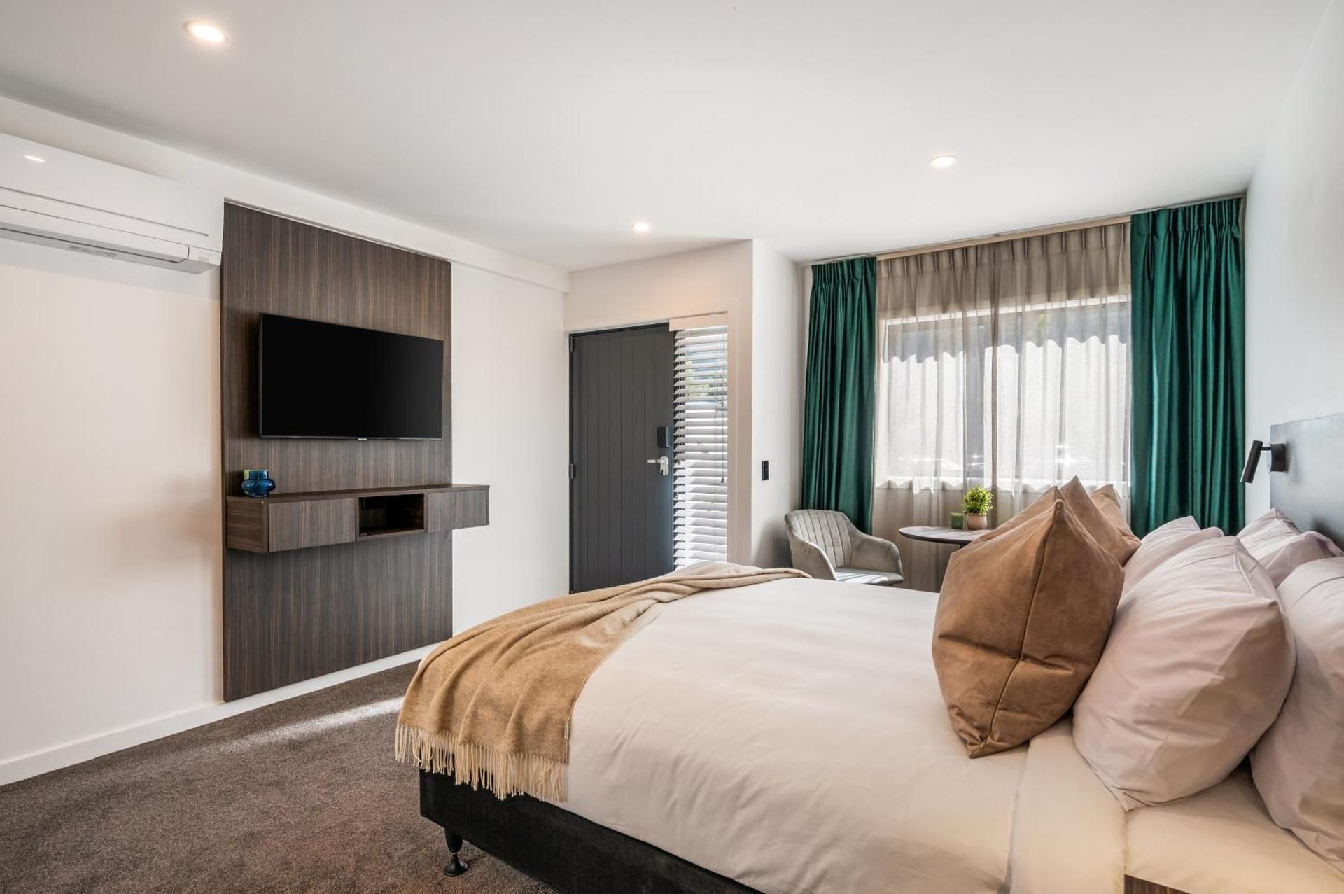 Luxe Queen Studio With Mountain View