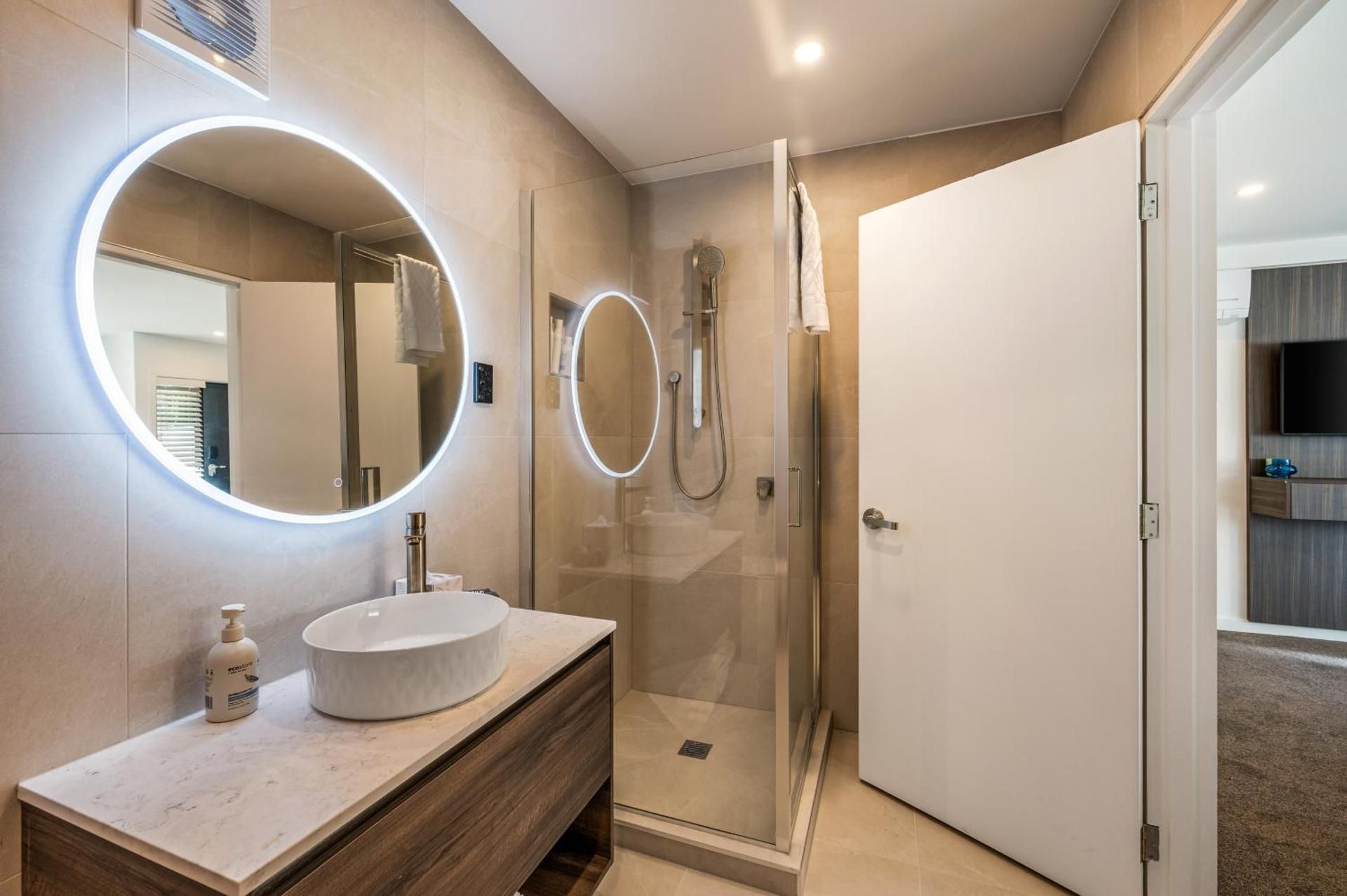 Amber Lodge Motel Luxe Two Bedroom Suite with Private Garden