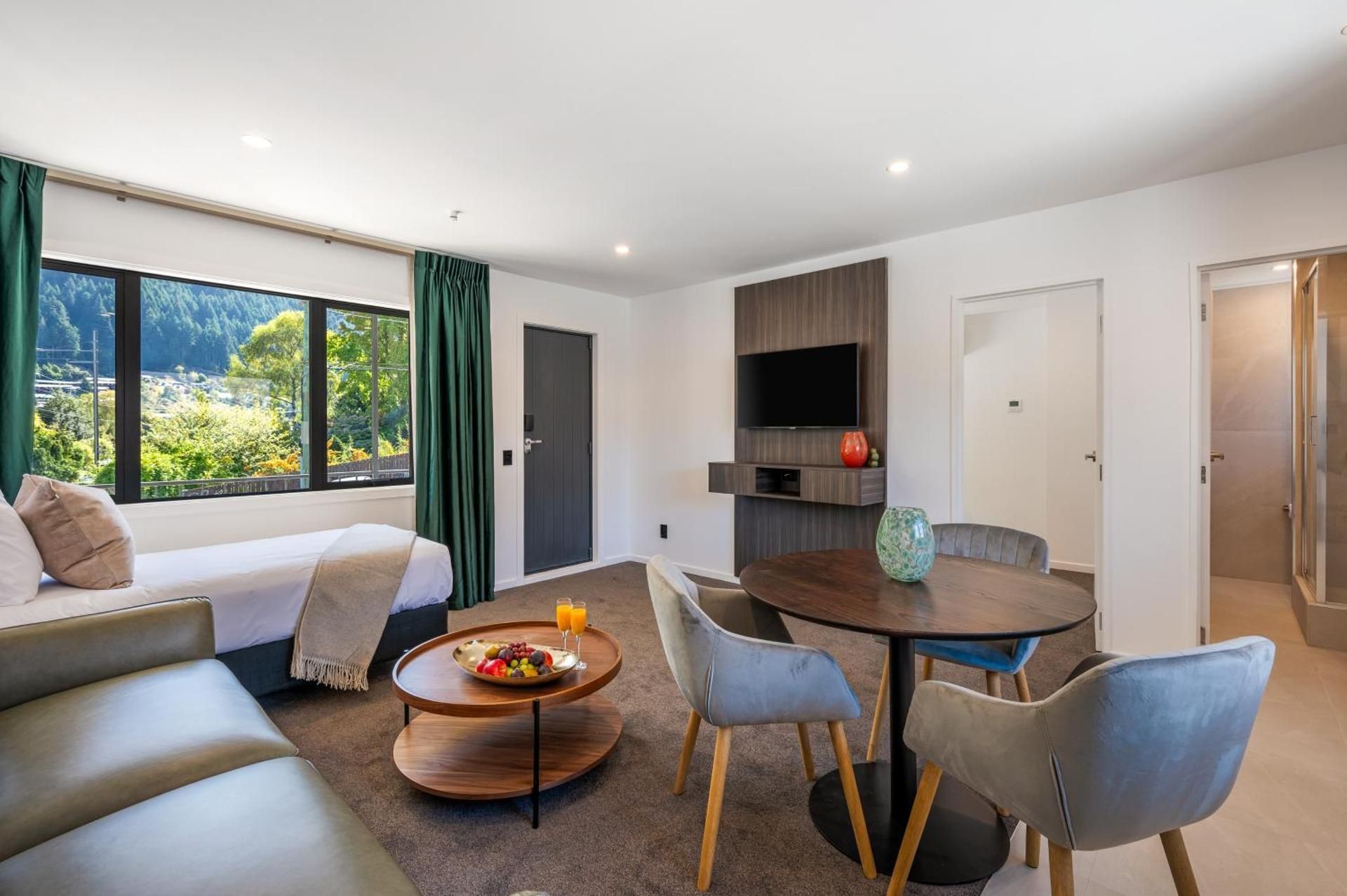 Amber Lodge Motel Luxe One Bedroom Suite with Mountain View