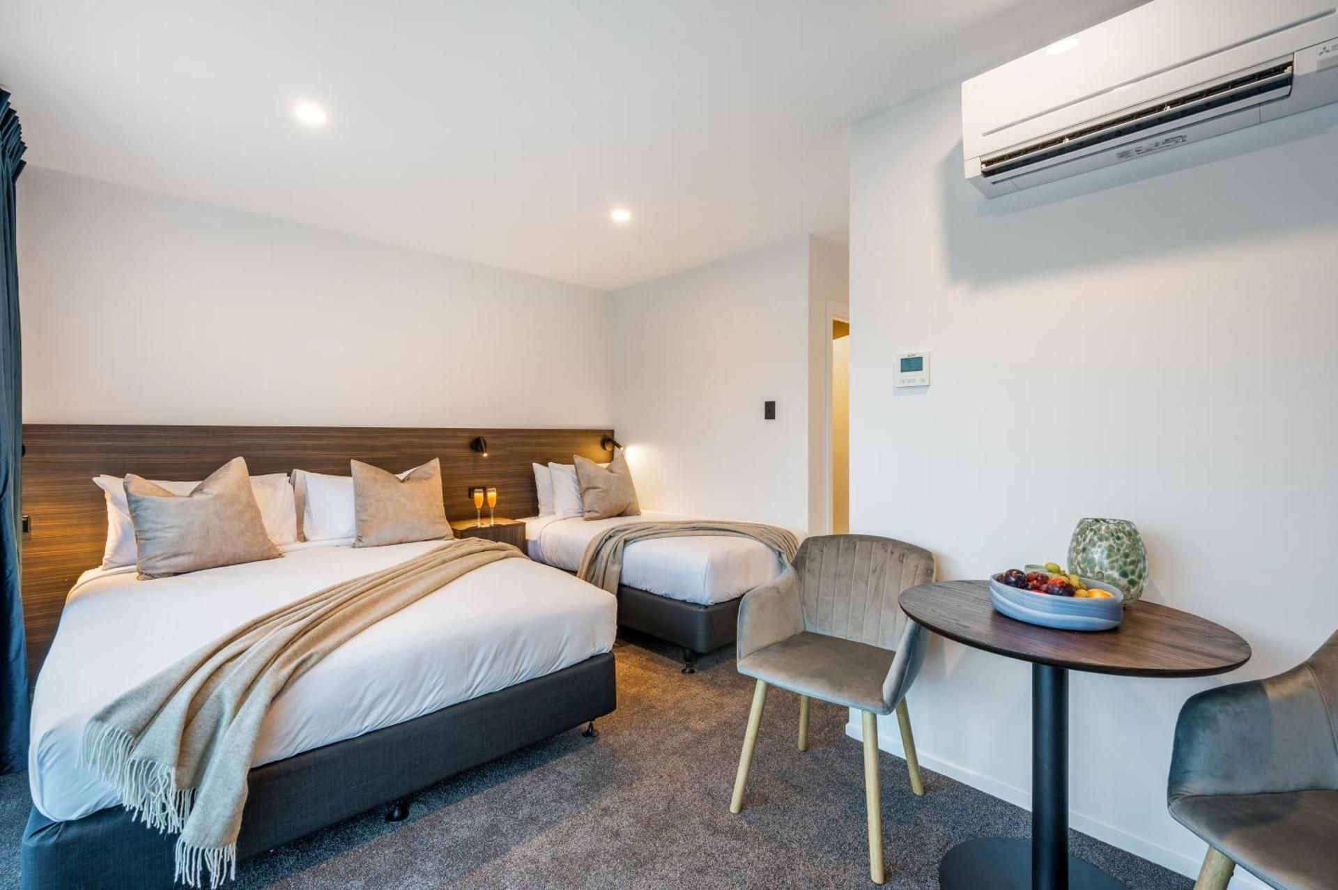 Luxe Queen Single with Mountain View