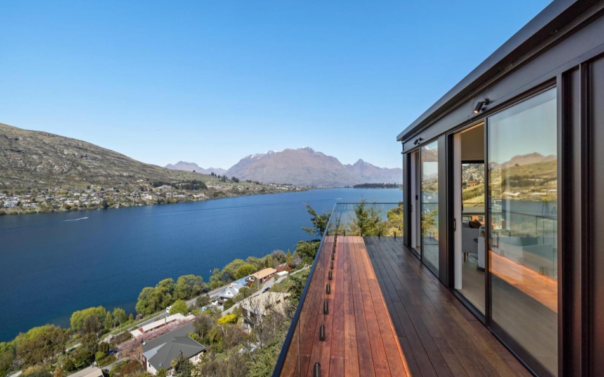3 Bedroom Lakeview Panoramic Suite