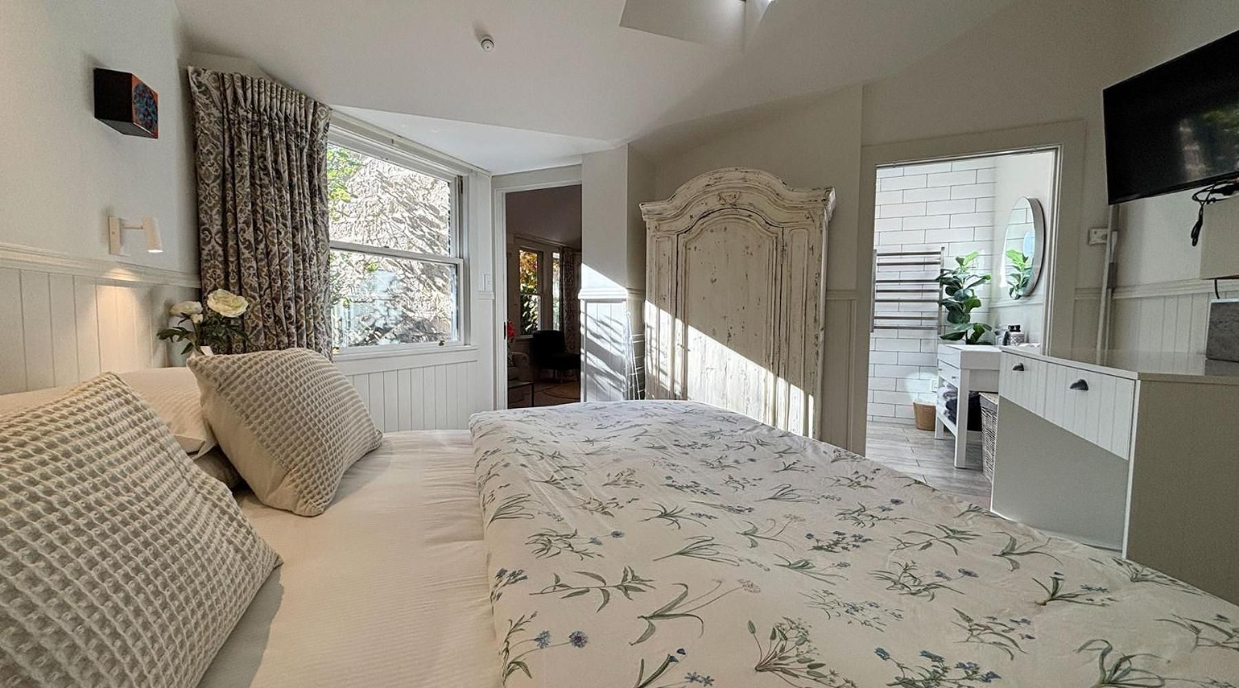Luxury One-Bedroom Cottage 