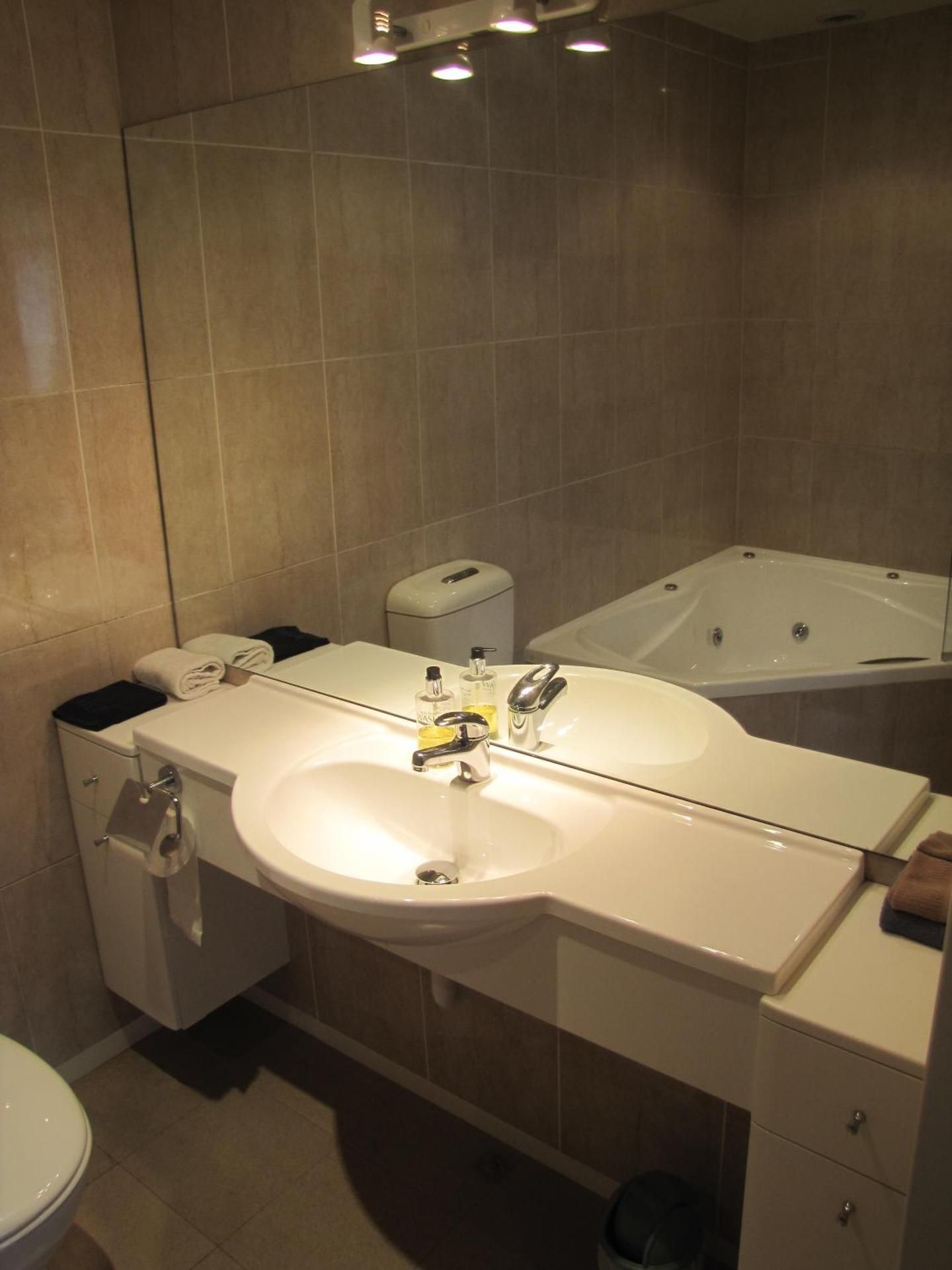 Studio with Spa Bath