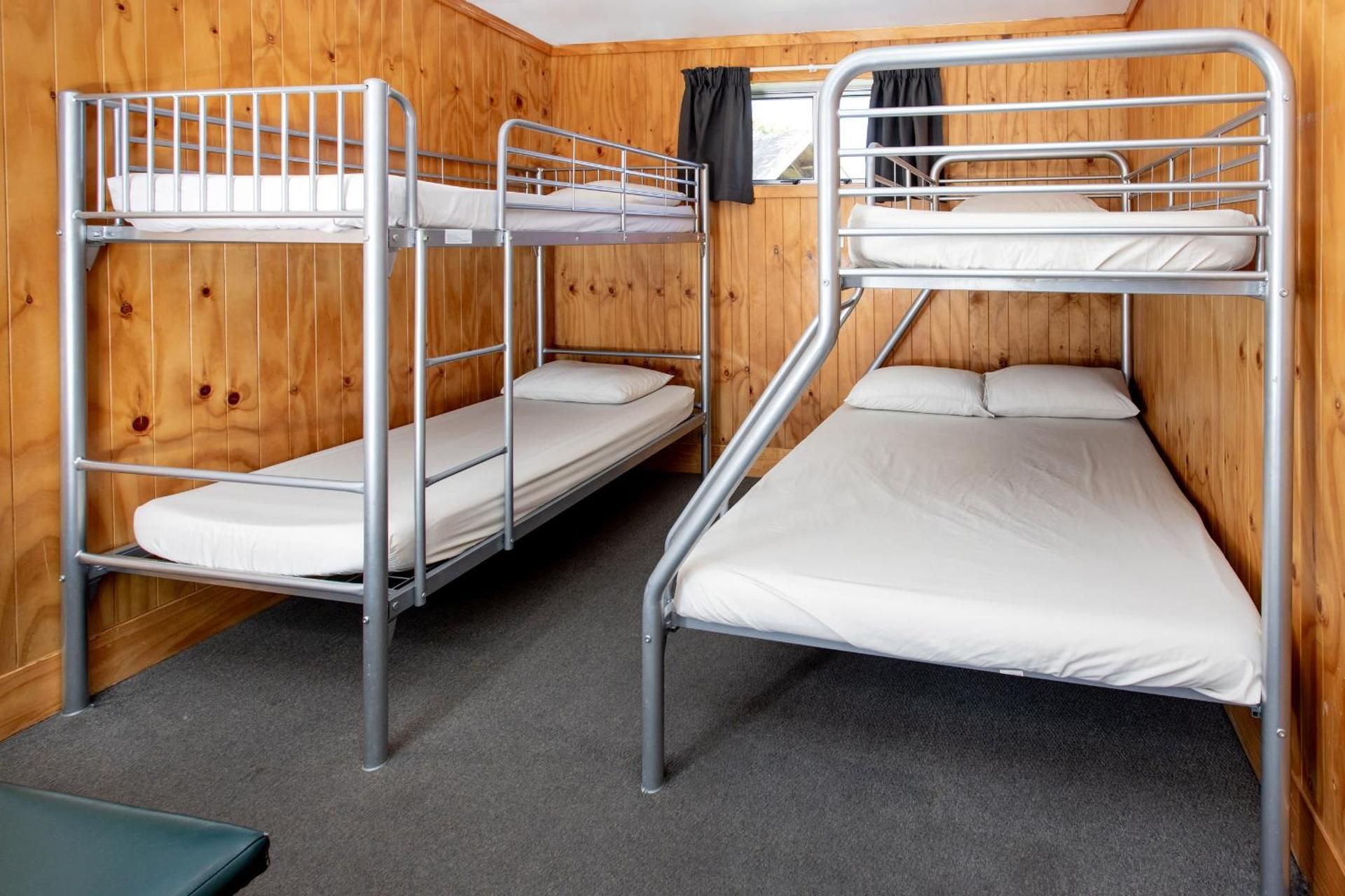Wellington Top 10 Holiday Park Economy Bunk Room with Shared Bathroom