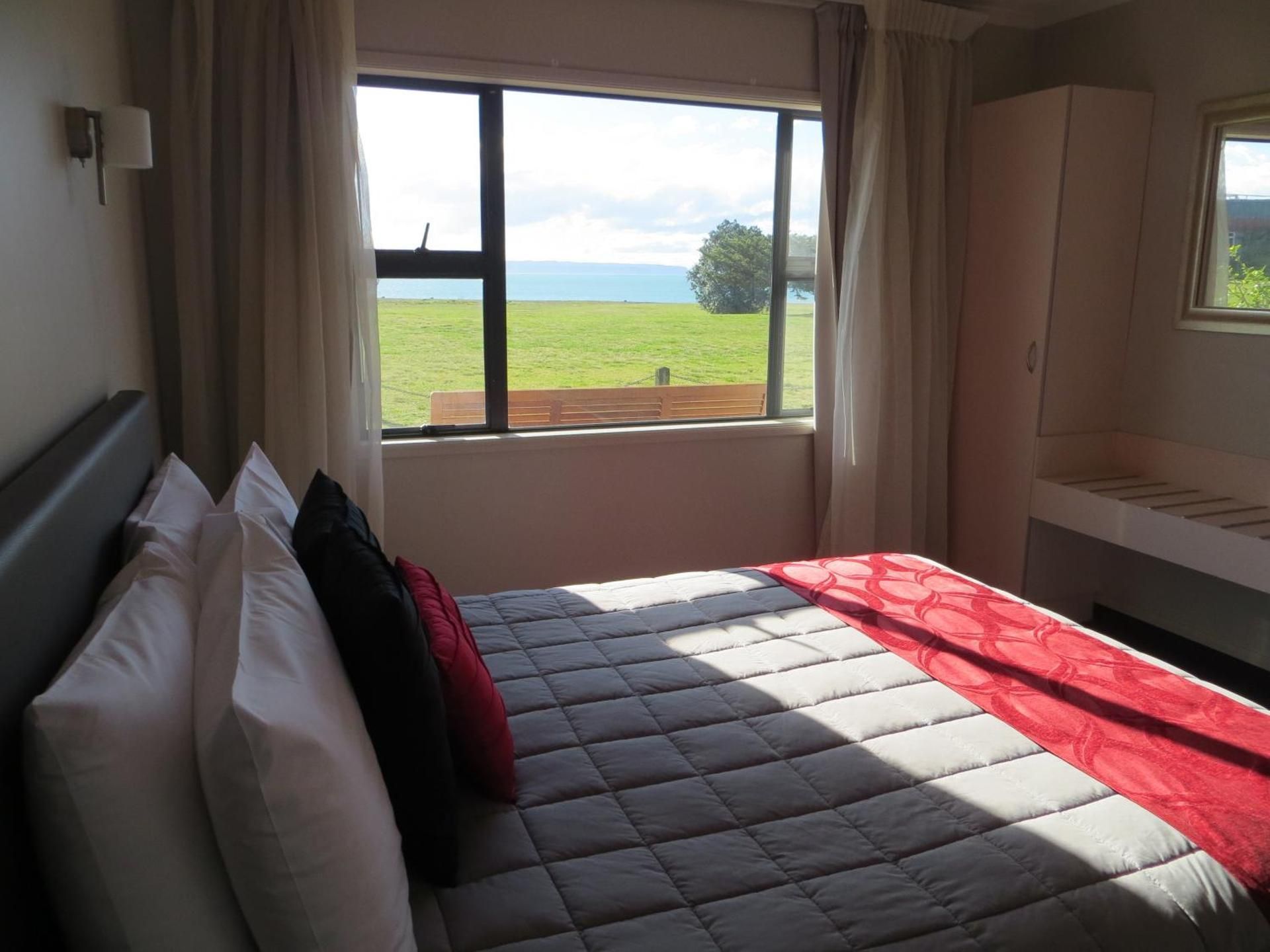 Harbour View Seaside Accommodation Napier Executive Suite with Sea View 3