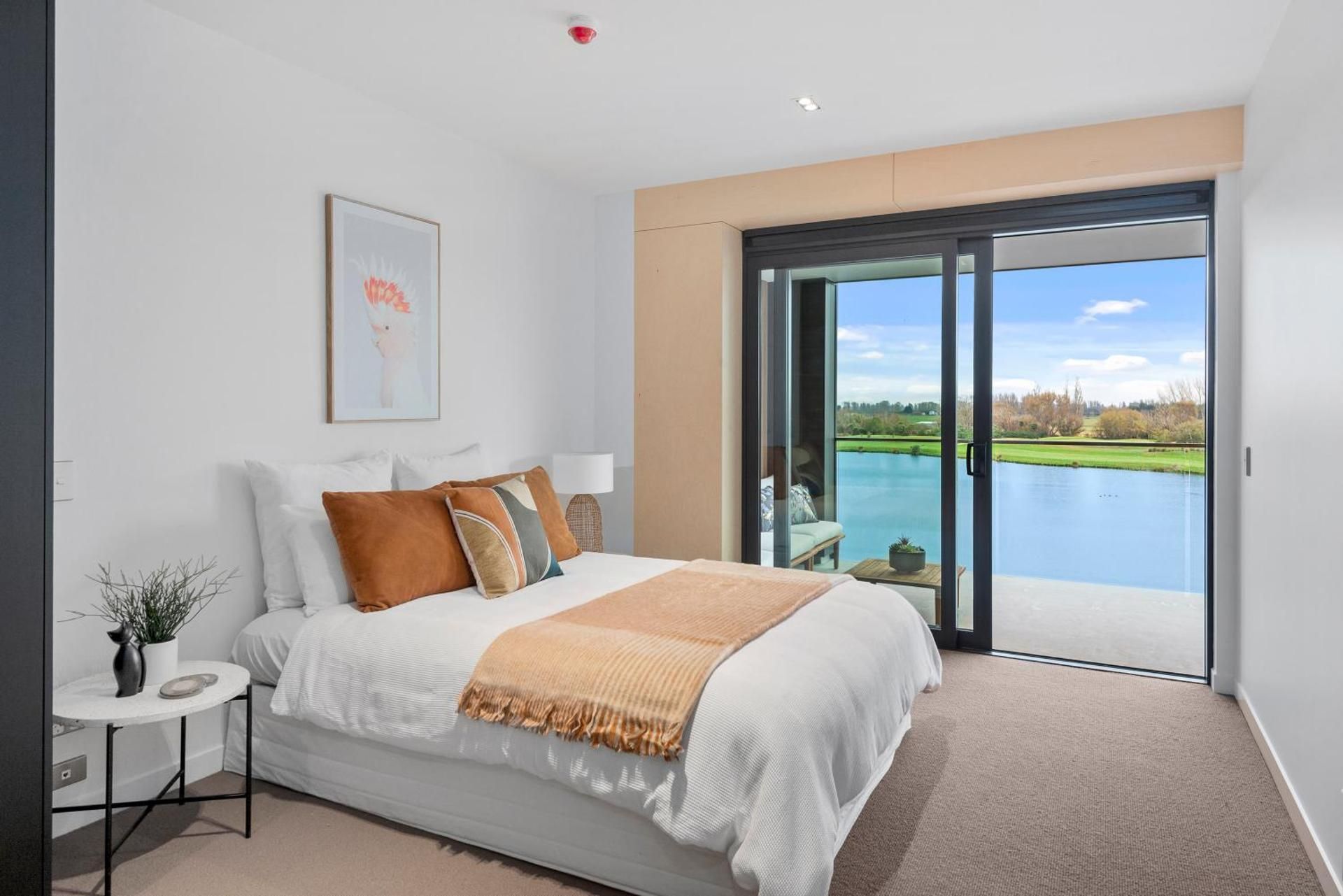 Apartment with Lake View