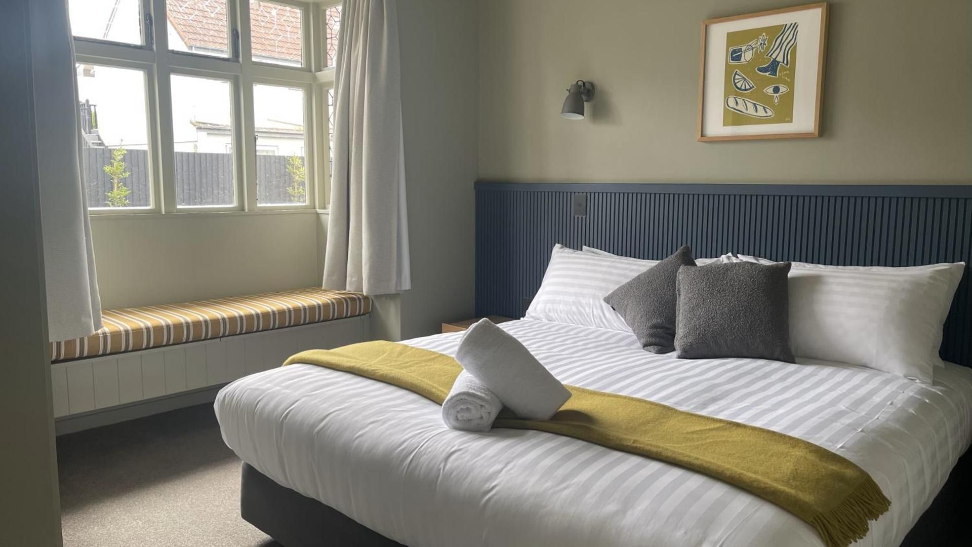 Deluxe One-Bedroom Apartment