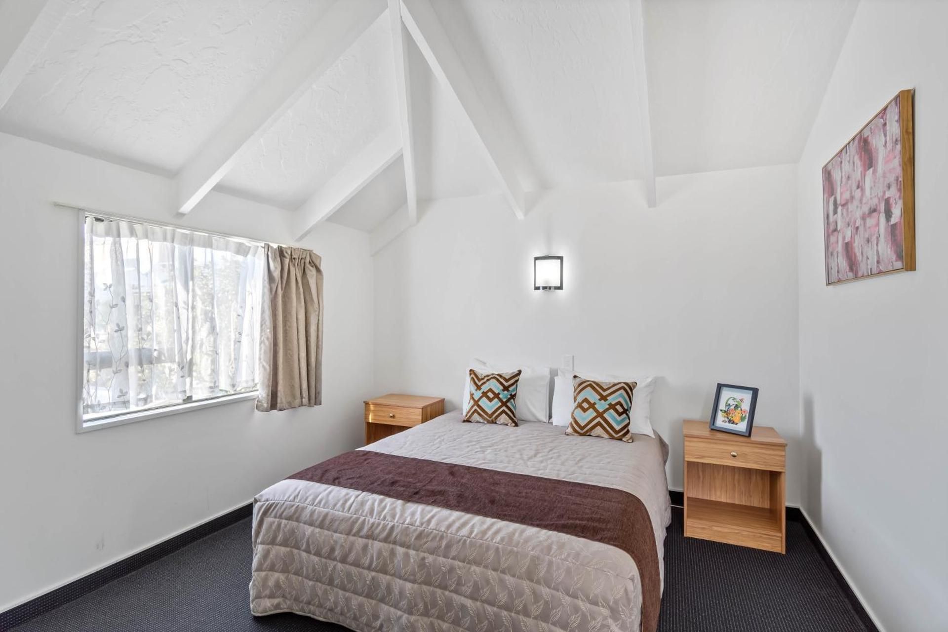Large 1-Bedroom Apartment - Top Floor