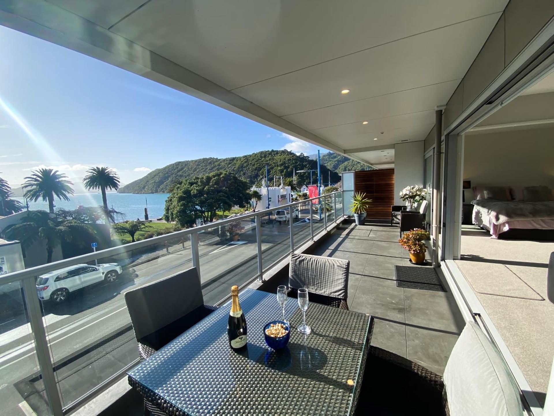 Quay # 3 waterfront Three Bedroom apartment (sleeps 8)