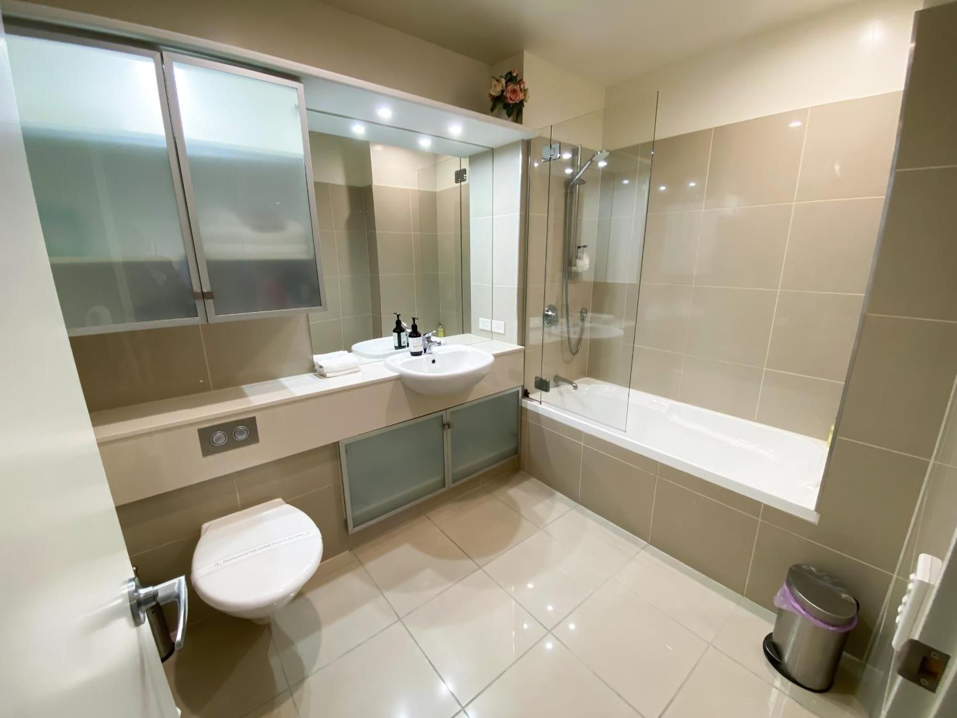 Oxleys 301 three bedroom waterfront apartment (sleeps 8)