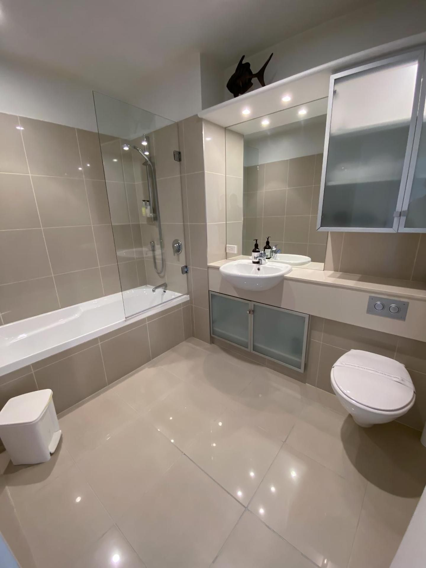 Oxleys 302 two bedroom waterfront apartment (sleeps 5)