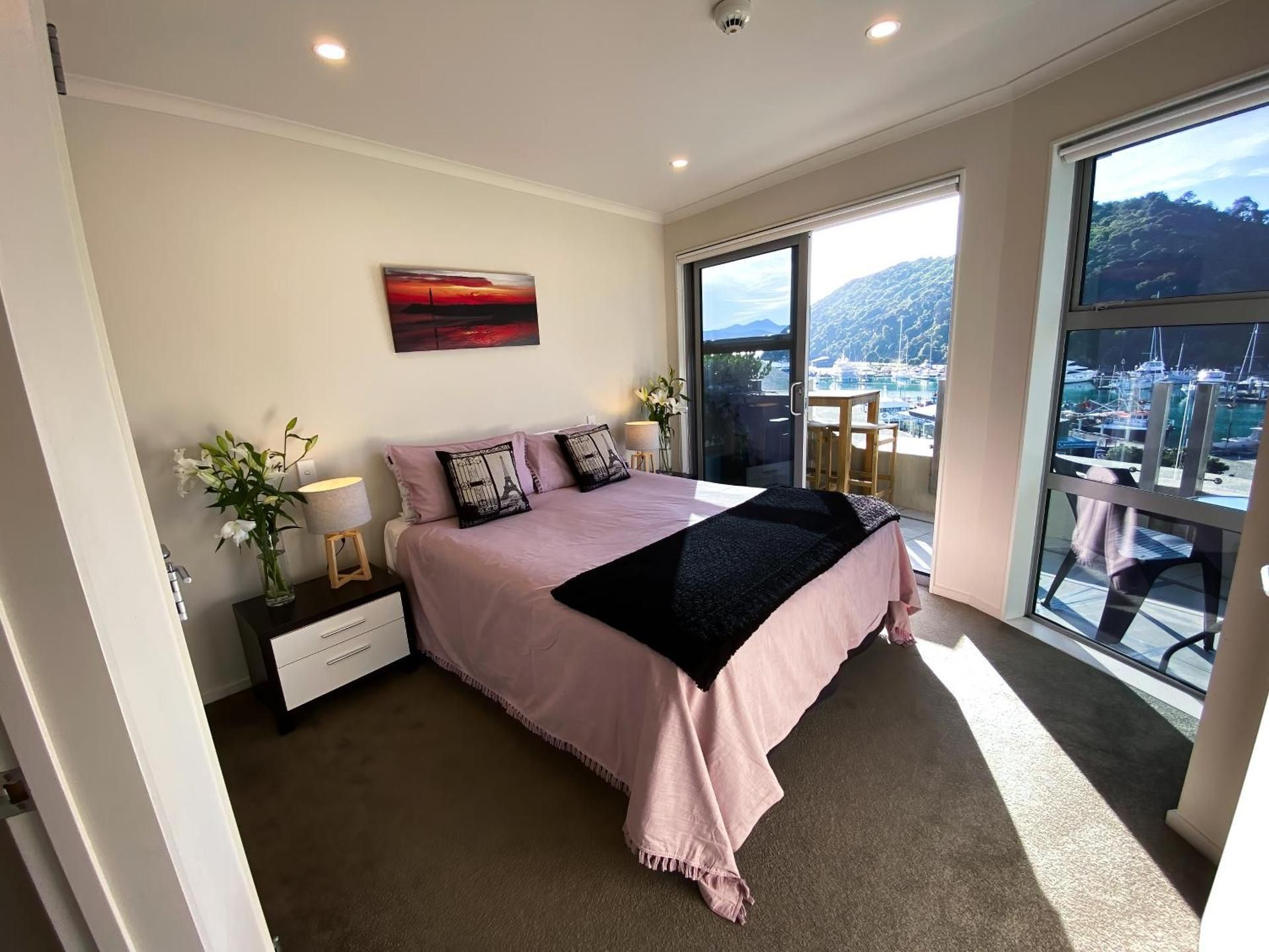 Oxleys 402 two bedroom waterfront apartment (sleeps 4)