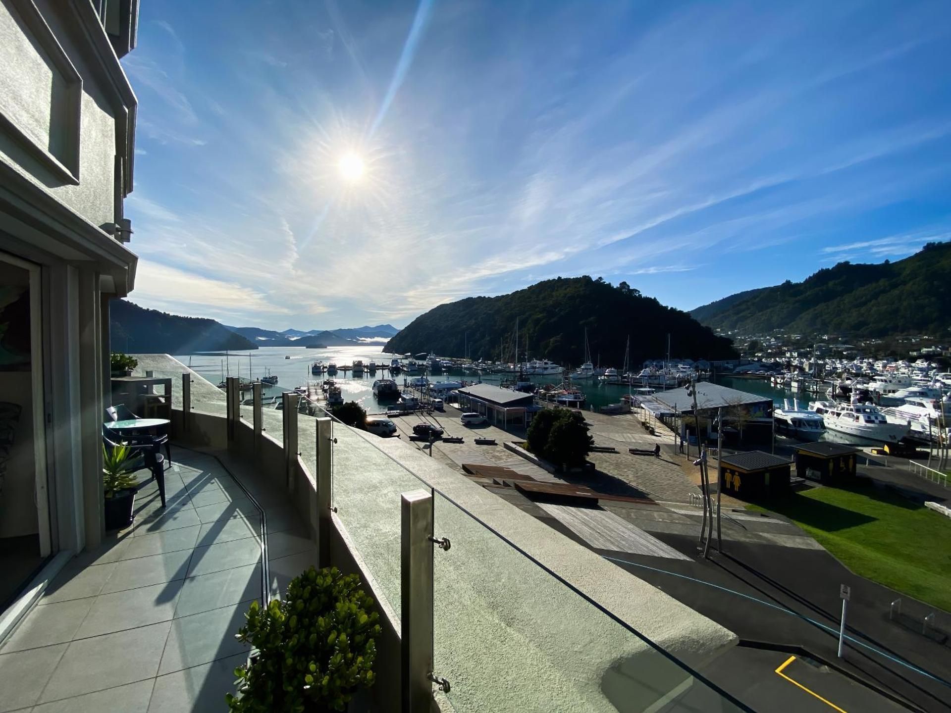 Oxleys 402 two bedroom waterfront apartment (sleeps 4)