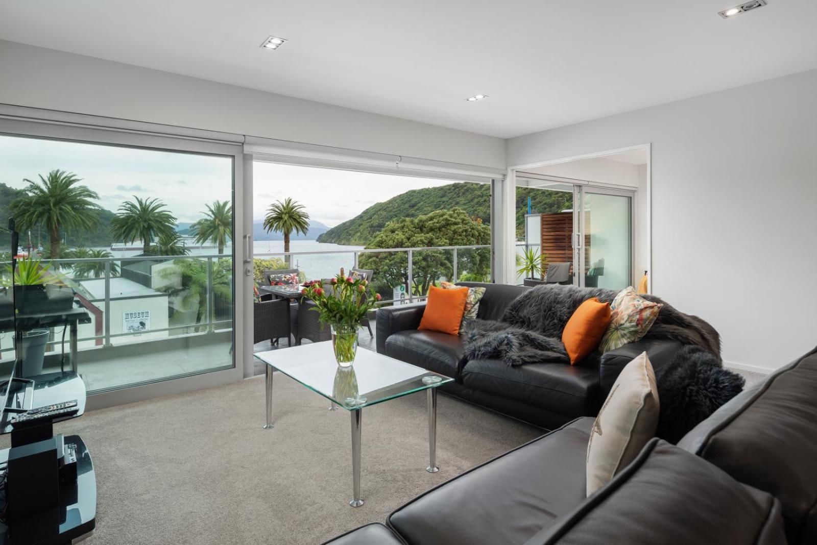 Quay # 3 waterfront Three Bedroom apartment (sleeps 8)