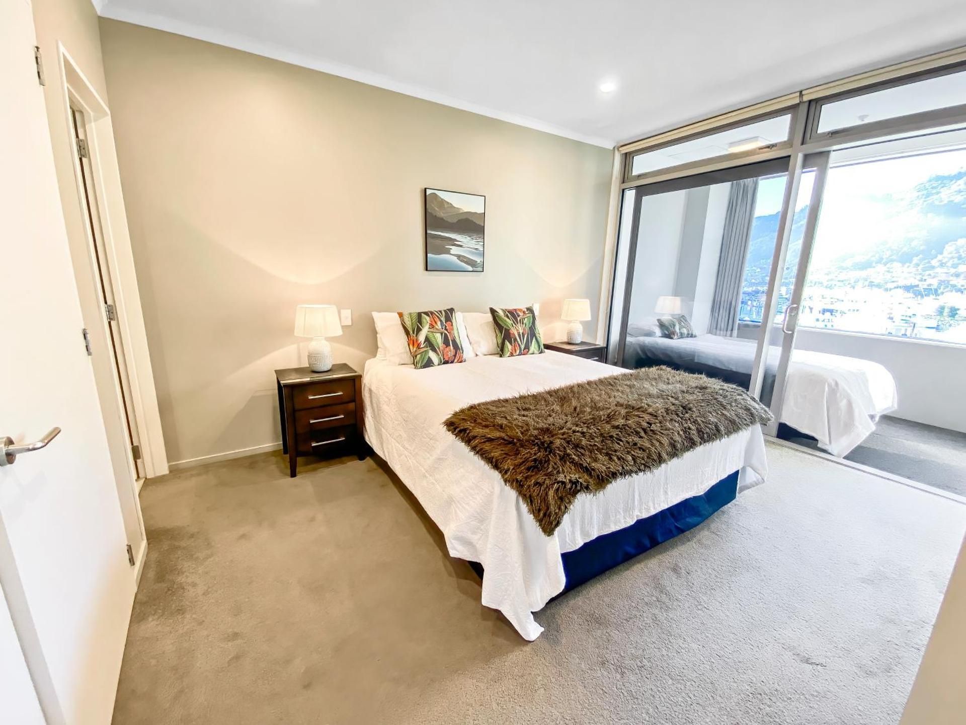 Oxleys 301 three bedroom waterfront apartment (sleeps 8)