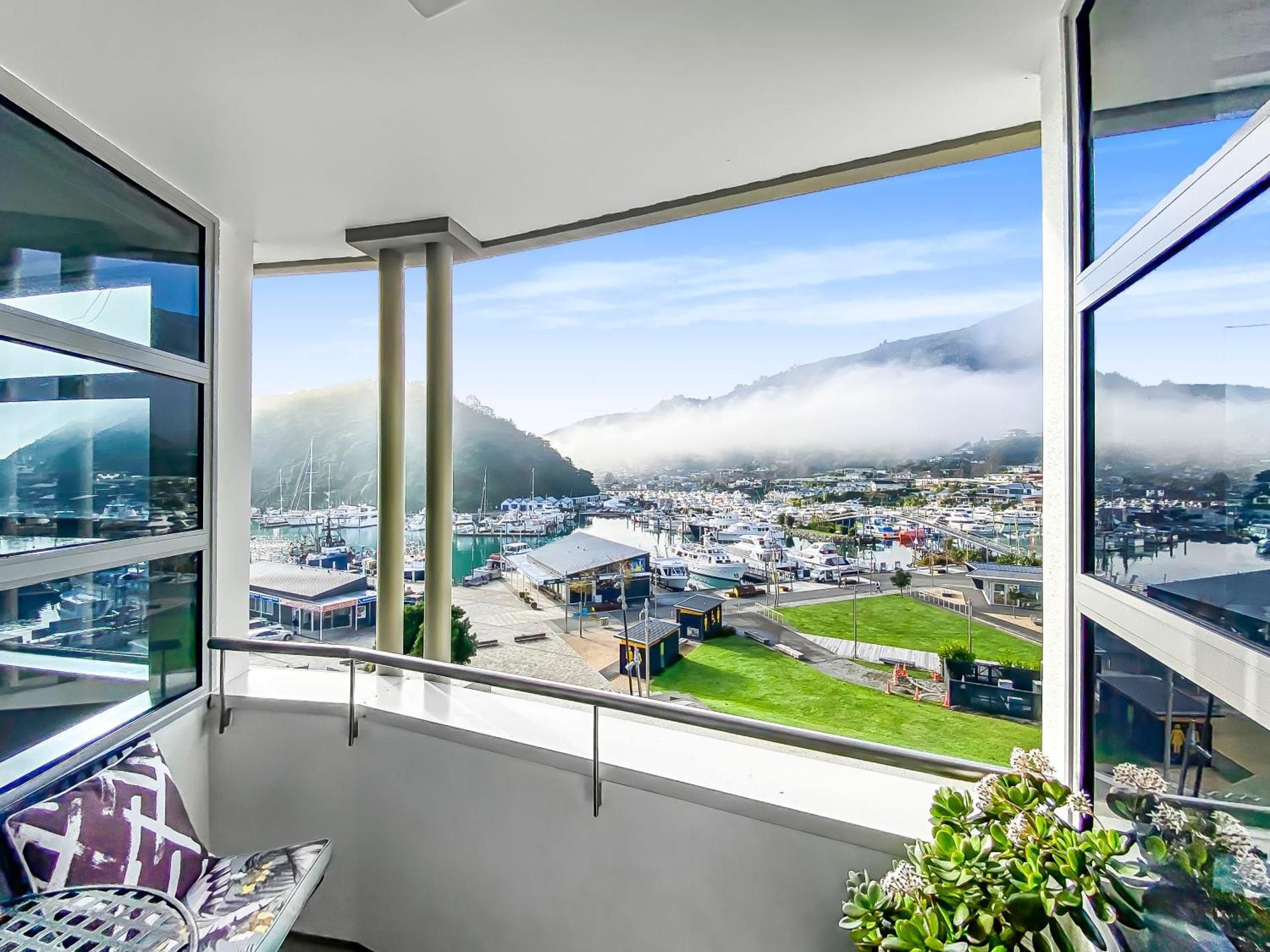 Oxleys 502 two bedroom waterfront apartment (sleeps 4)