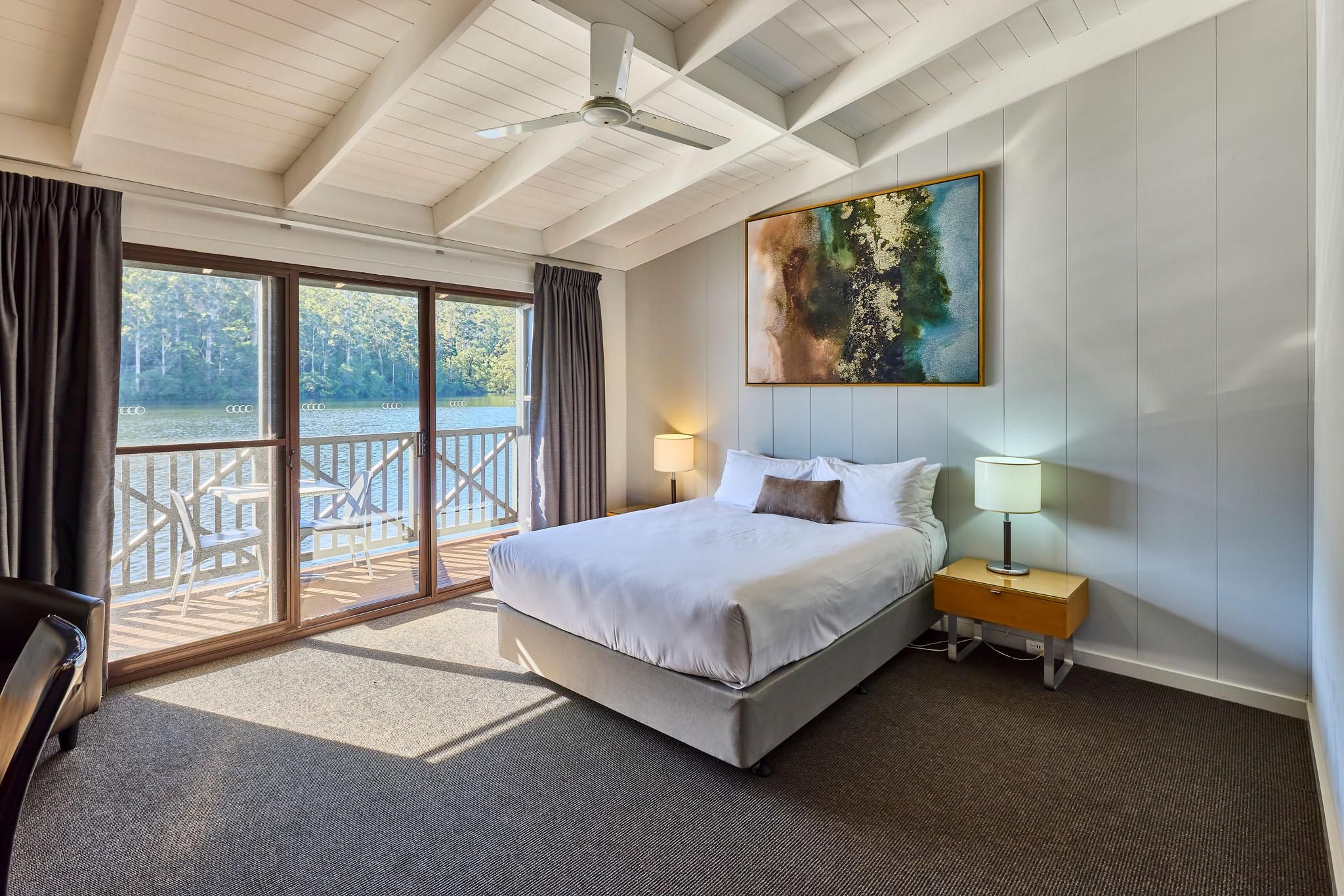 Lakeside Room Queen