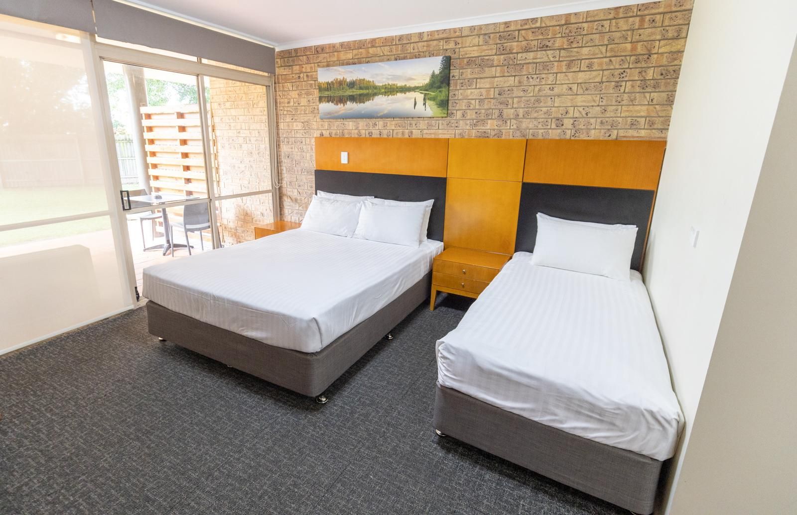 Sundowner Hotel Motel Standard Triple Room 2