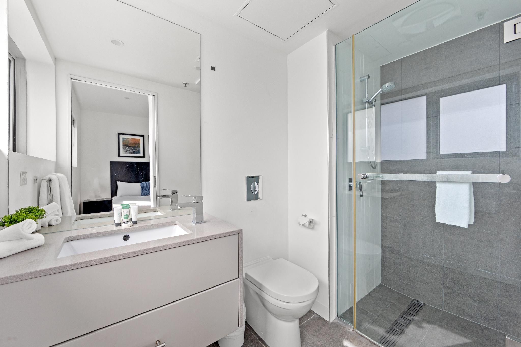 3 Bedroom 2 Bathroom Compact Apartment Gabba View