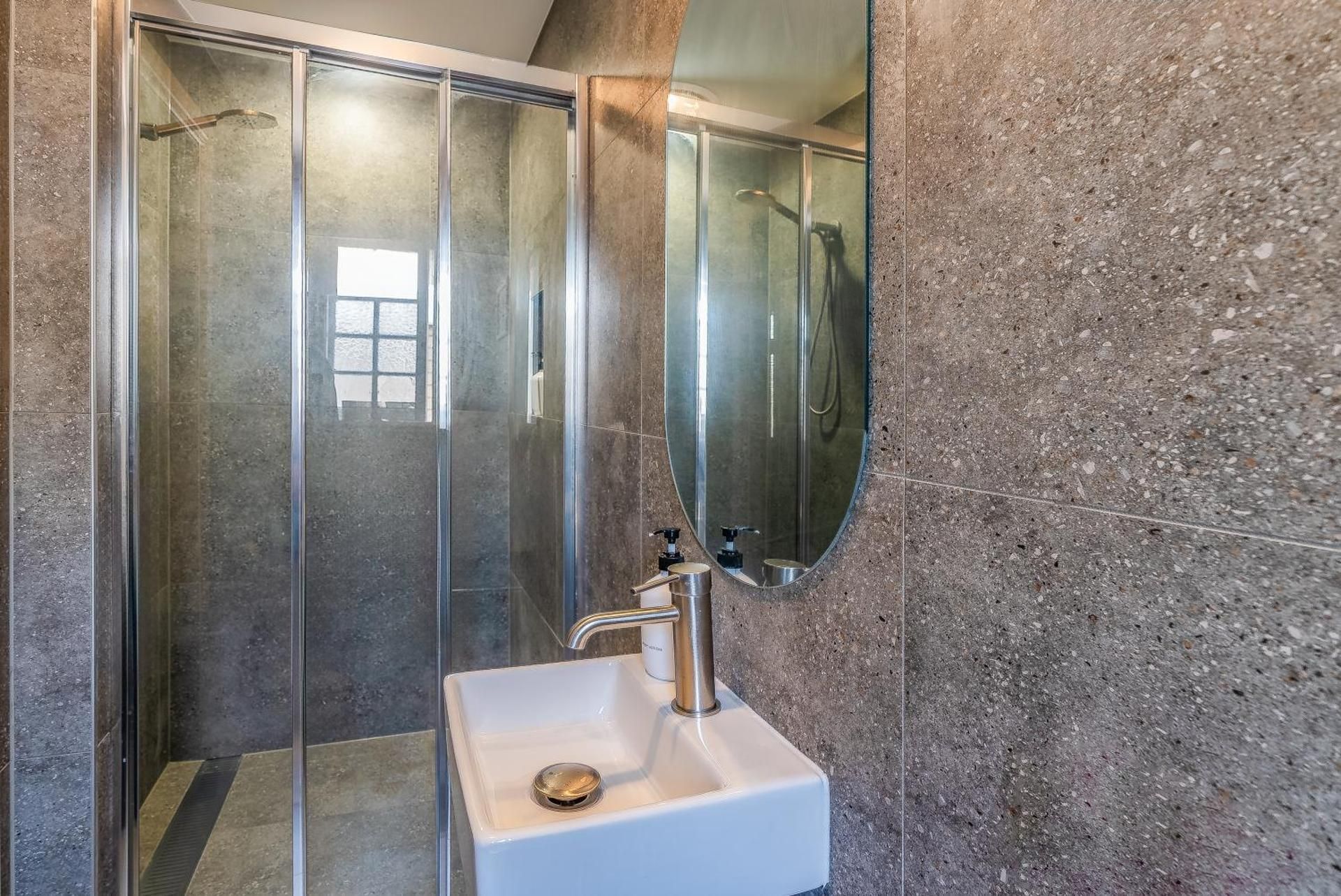 Arran Twin With Shared Bathroom & A/C