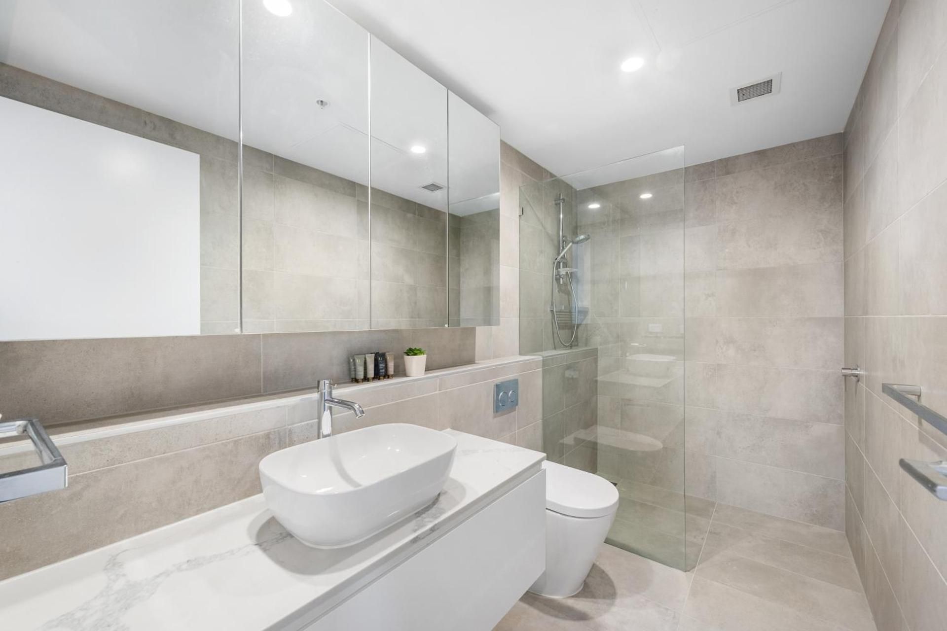 Queensview168 Apartments Moonee Ponds Apartment with Balcony 2