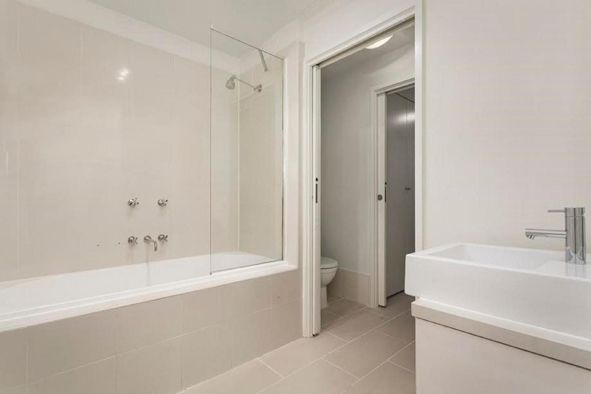 Melbourne Holiday Apartments Flinders Wharf Superior Two Bedroom Apartment with Balcony 2