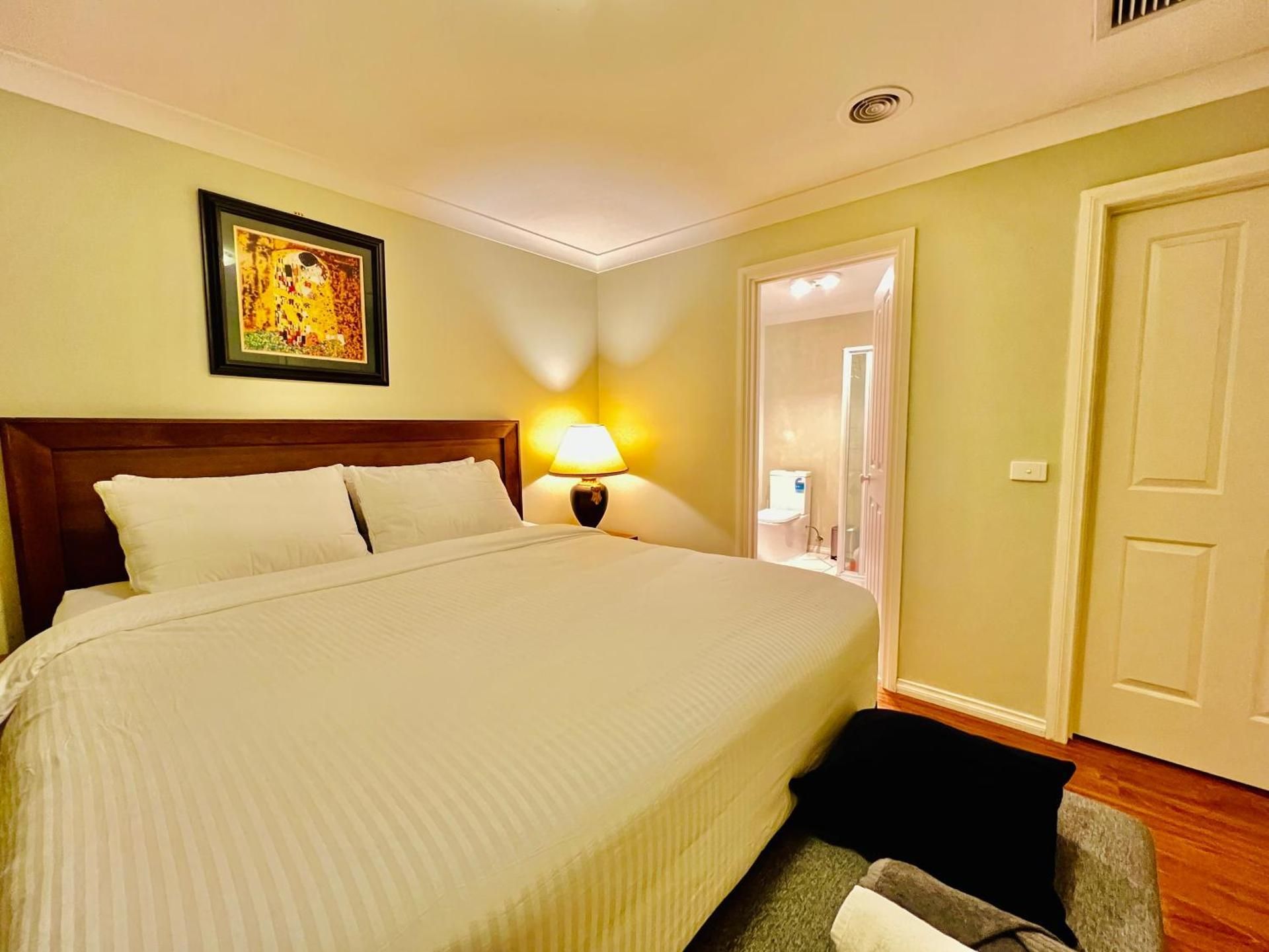 Deluxe King Suite
