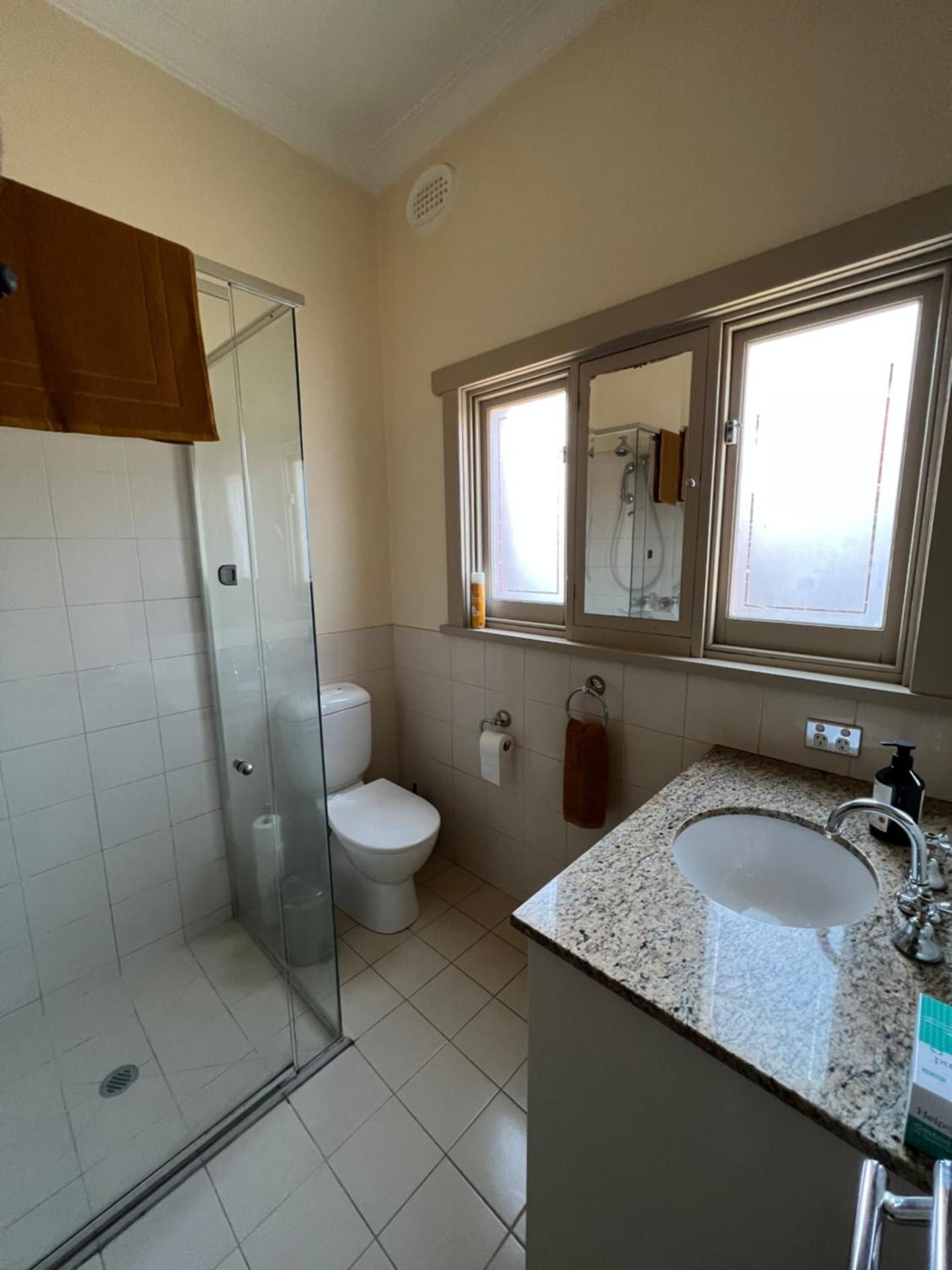 Spacious Private Rooms in Mckinnon 3 min to Train Station, Cafes and close to Monash Uni Budget Double Room 2