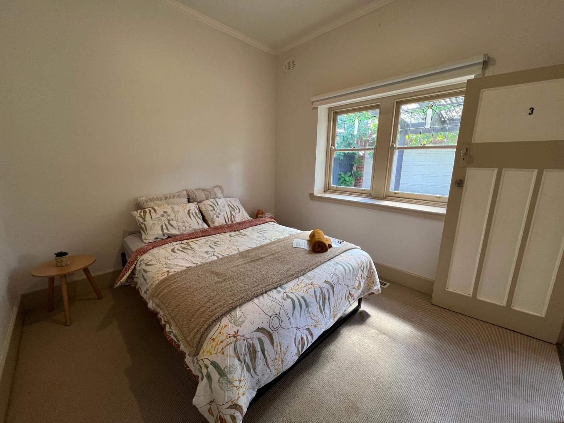 Spacious Private Rooms in Mckinnon 3 min to Train Station, Cafes and close to Monash Uni Double Room with Shared Bathroom