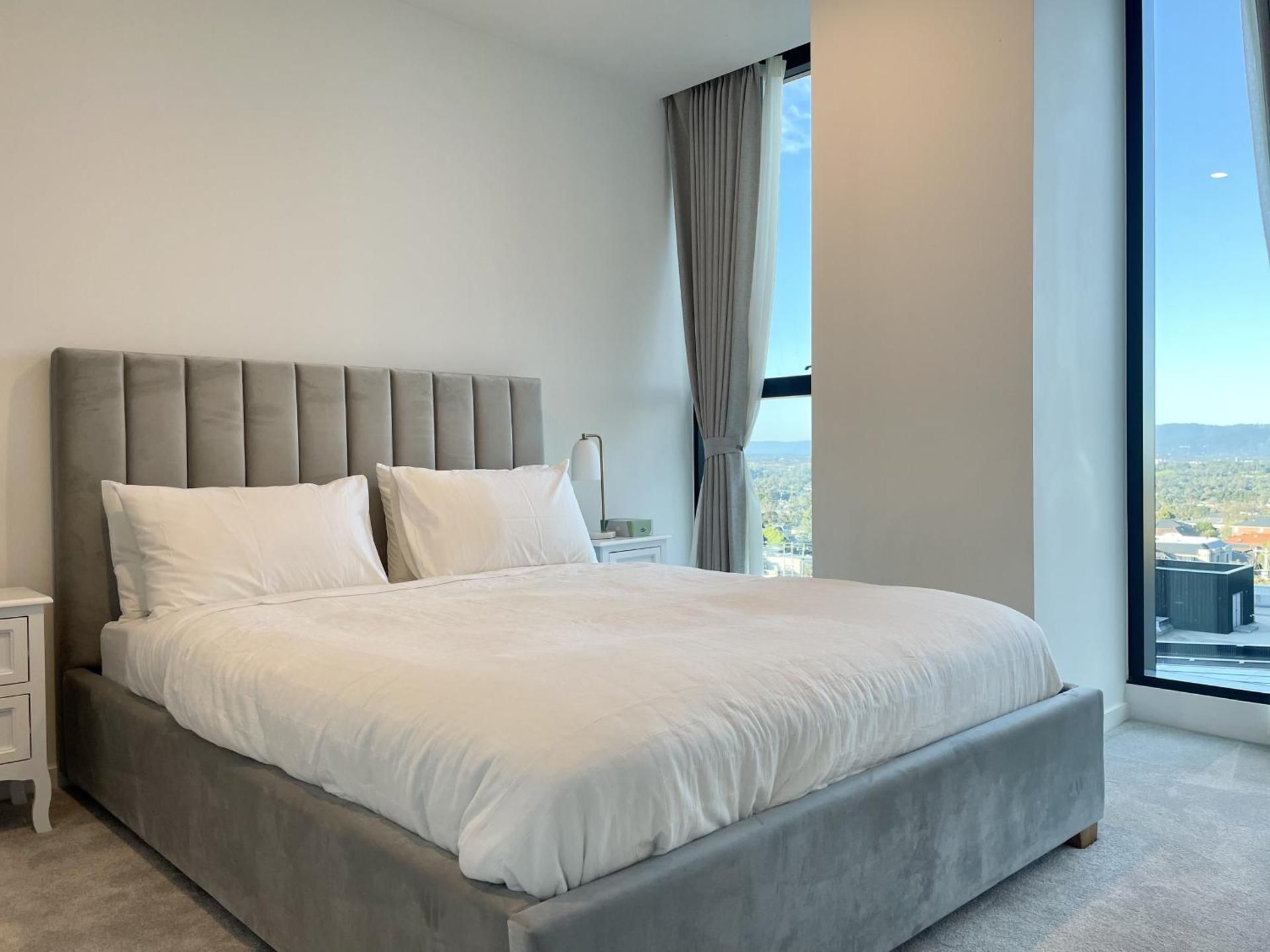 Apartment with Mountain View