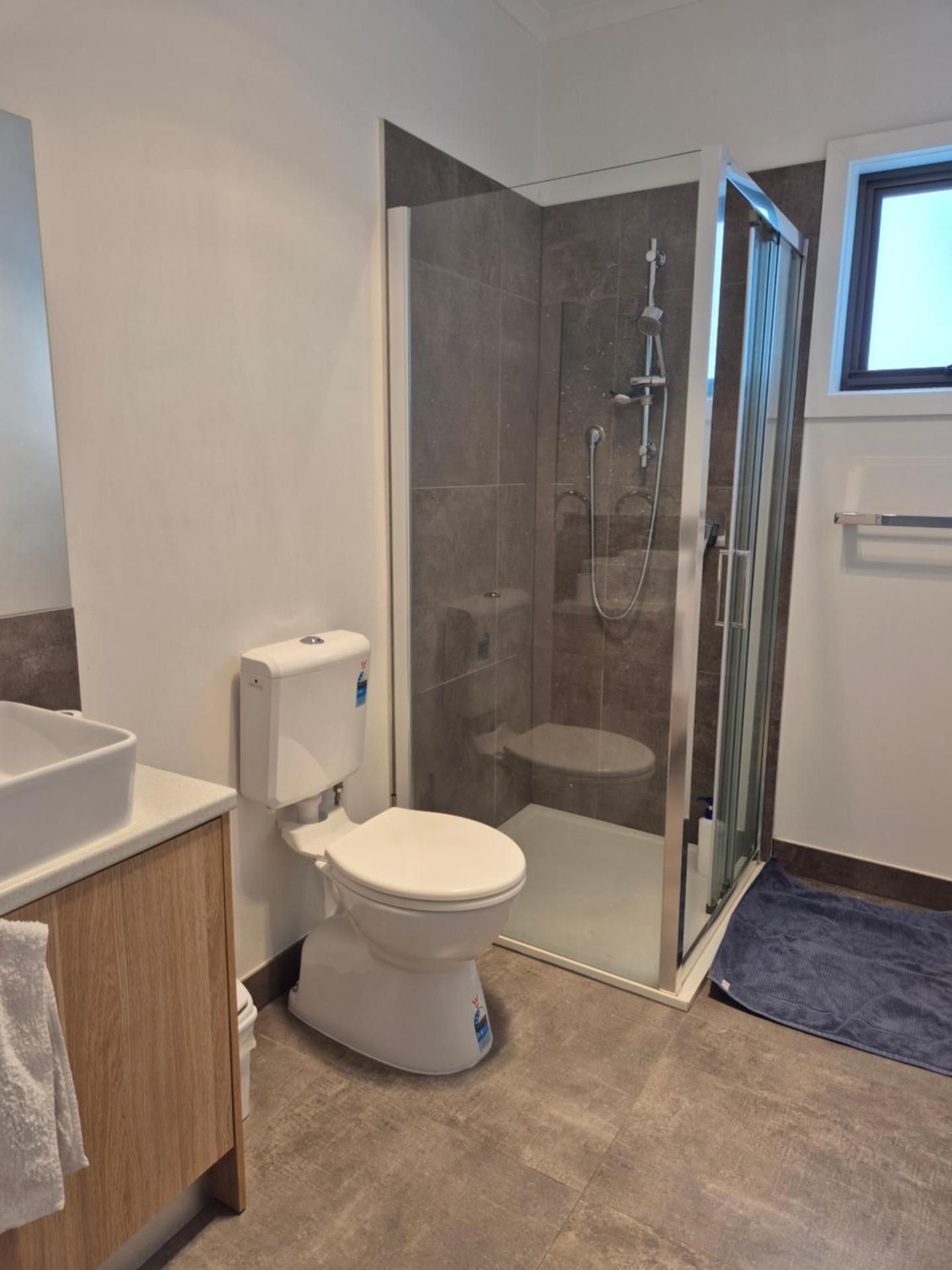 Sredna Home Queen Room