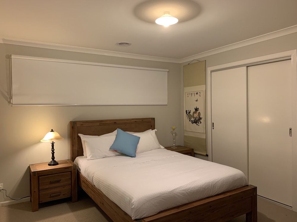 Apple House Truganina Queen Room with shared bathroom 6