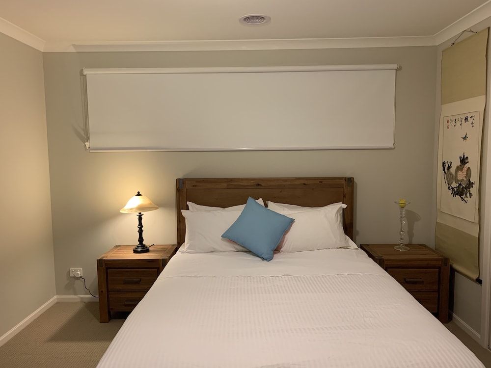 Apple House Truganina Queen Room with shared bathroom 6 2